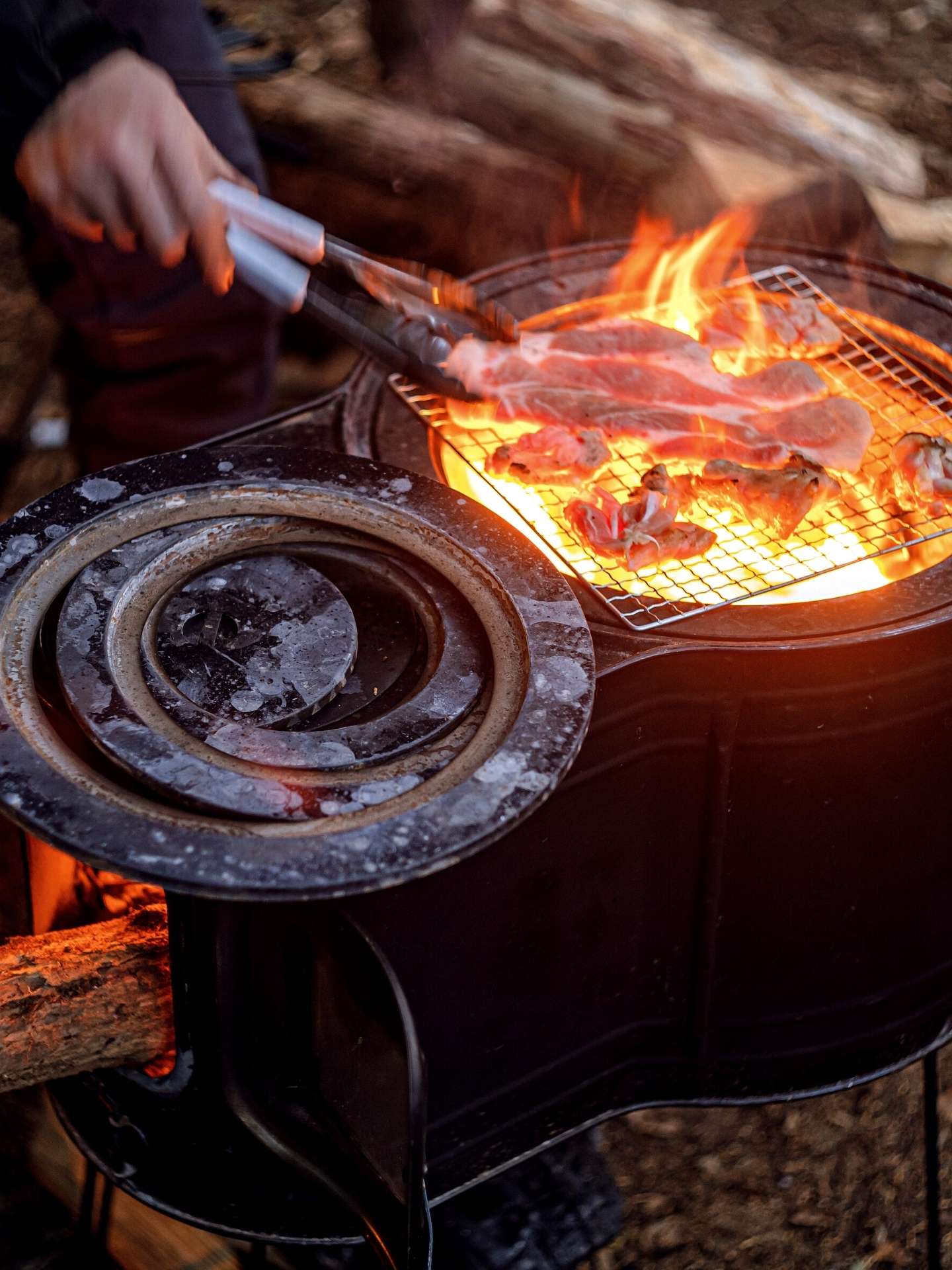 Person grillt Steak auf einem mobilen Griller