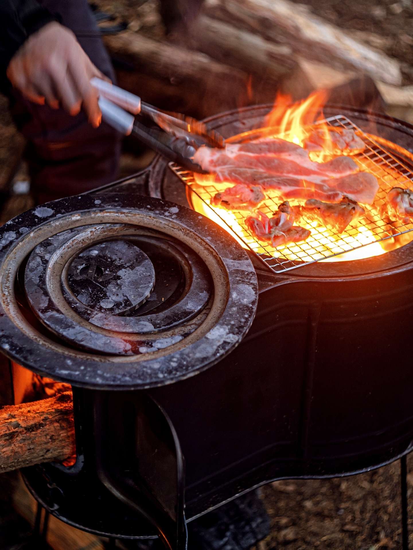 Steak Grillen Person grillt Steak auf einem mobilen Griller