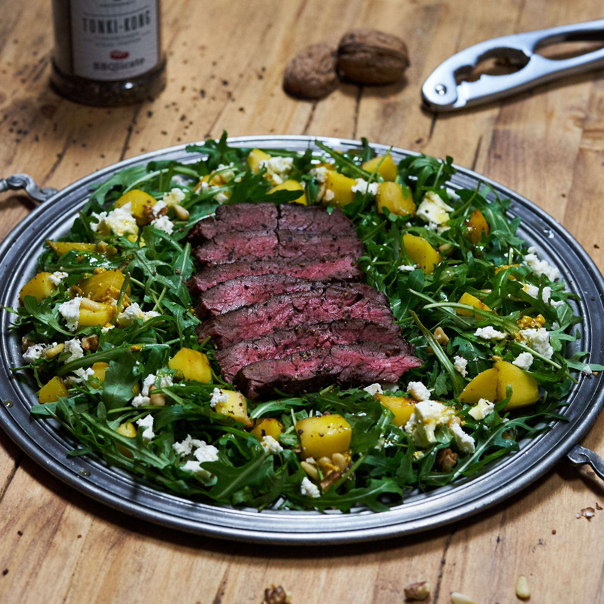 Skirt Steak von der oesterreichischen Kalbin Streifen vom Skirt Steak auf Salat