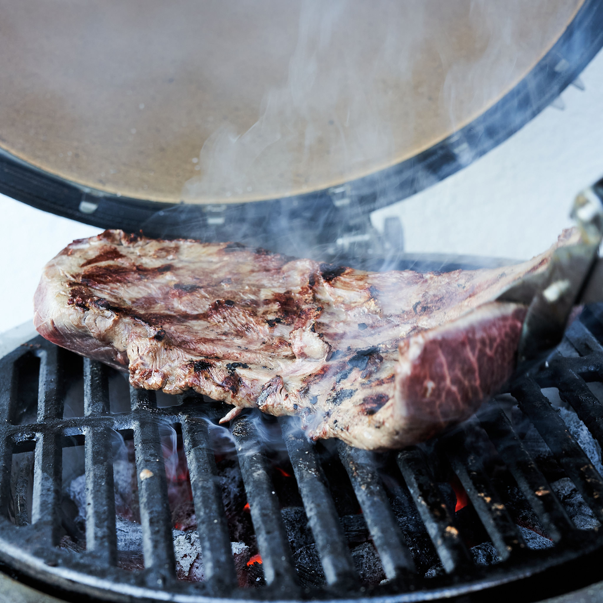 Flat Iron Steak von der oesterreichischen Kalbin Flat Iron Steak auf Grillrost