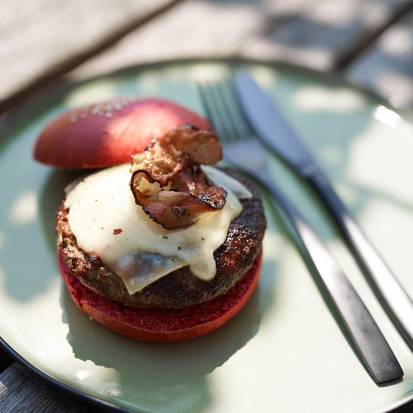 180 g Burger Patties vom Rind Sommerlicher Burger mit Patties von Fitmeat und rotem Burgerbun