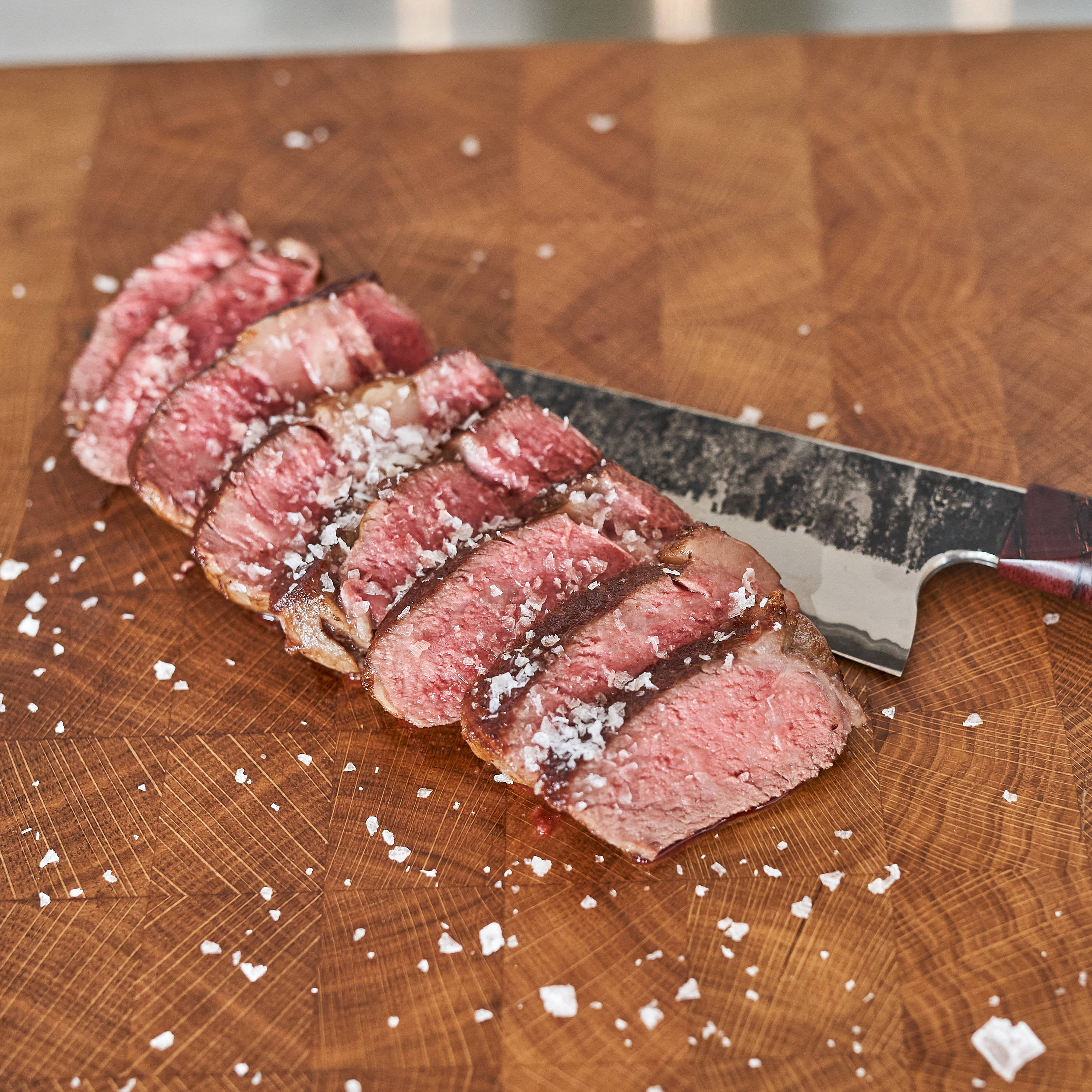 Fein geschnittenes Black Label Rib-Eye-Steak mit grobem Meersalz