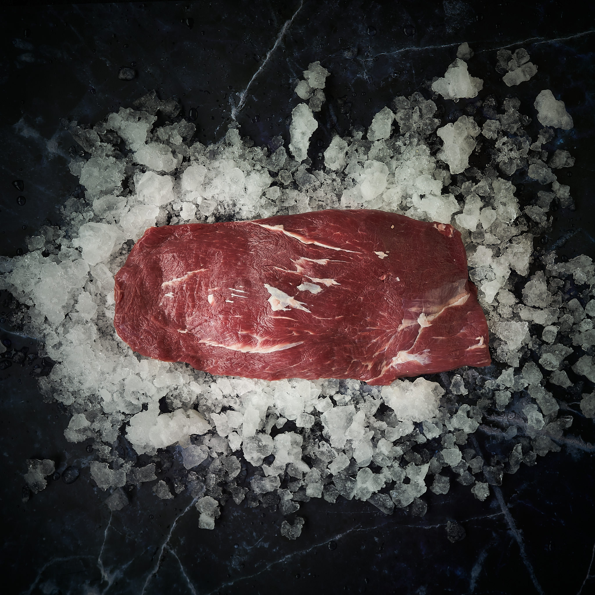 Flanksteak von der oesterreichischen Kalbin Frisches Flanksteak auf Crushed Ice