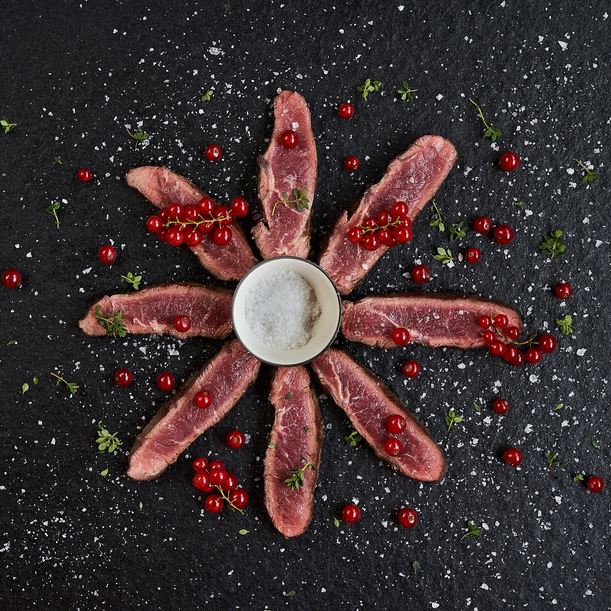 Flat Iron Steak von der oesterreichischen Kalbin Feine Streifen vom Flat Iron Steak in Sternform aufgelegt mit weisser Sauce