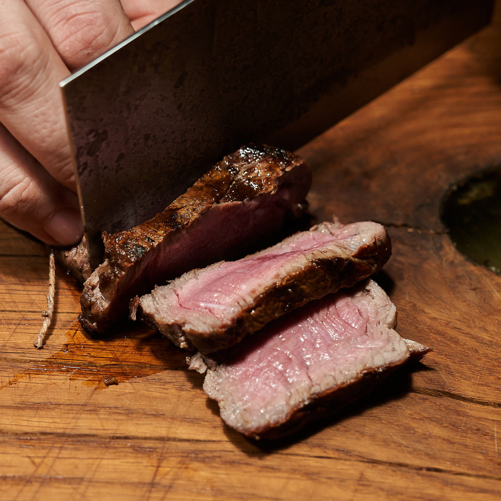 Rinderfilet von der Kalbin Rinderfilet wird tranchiert