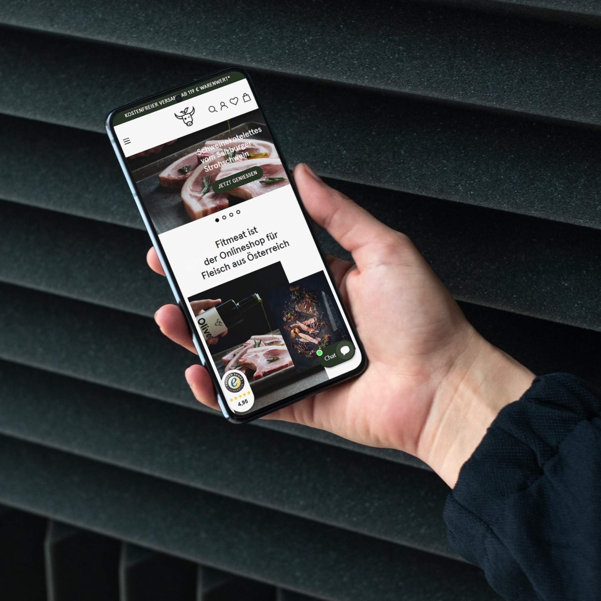 Person betrachtet Fitmeat Website auf ihrem Smartphone
