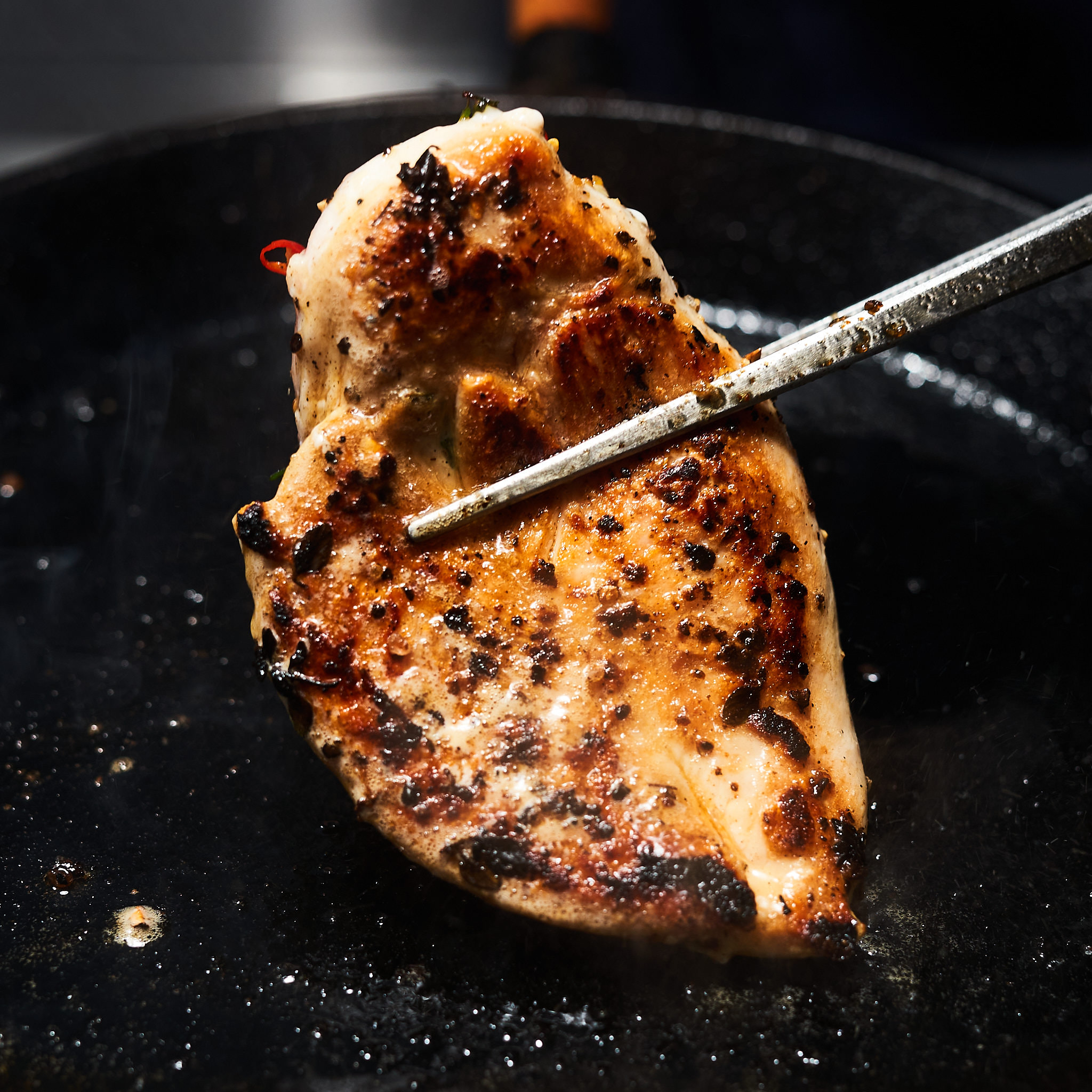 Hendlbrustfilet vom Maishendl in Gusseisenpfanne gegrillt