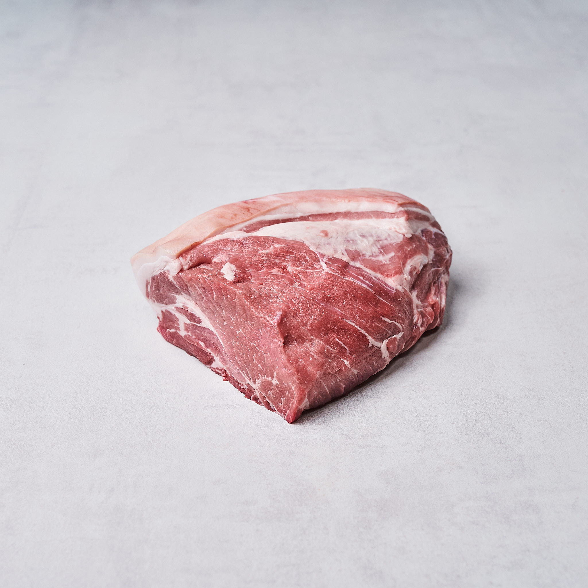 Schopf mit Schwarte vom Strohschwein Schopf ohne Schwarte vom Strohschwein Produktfotografie