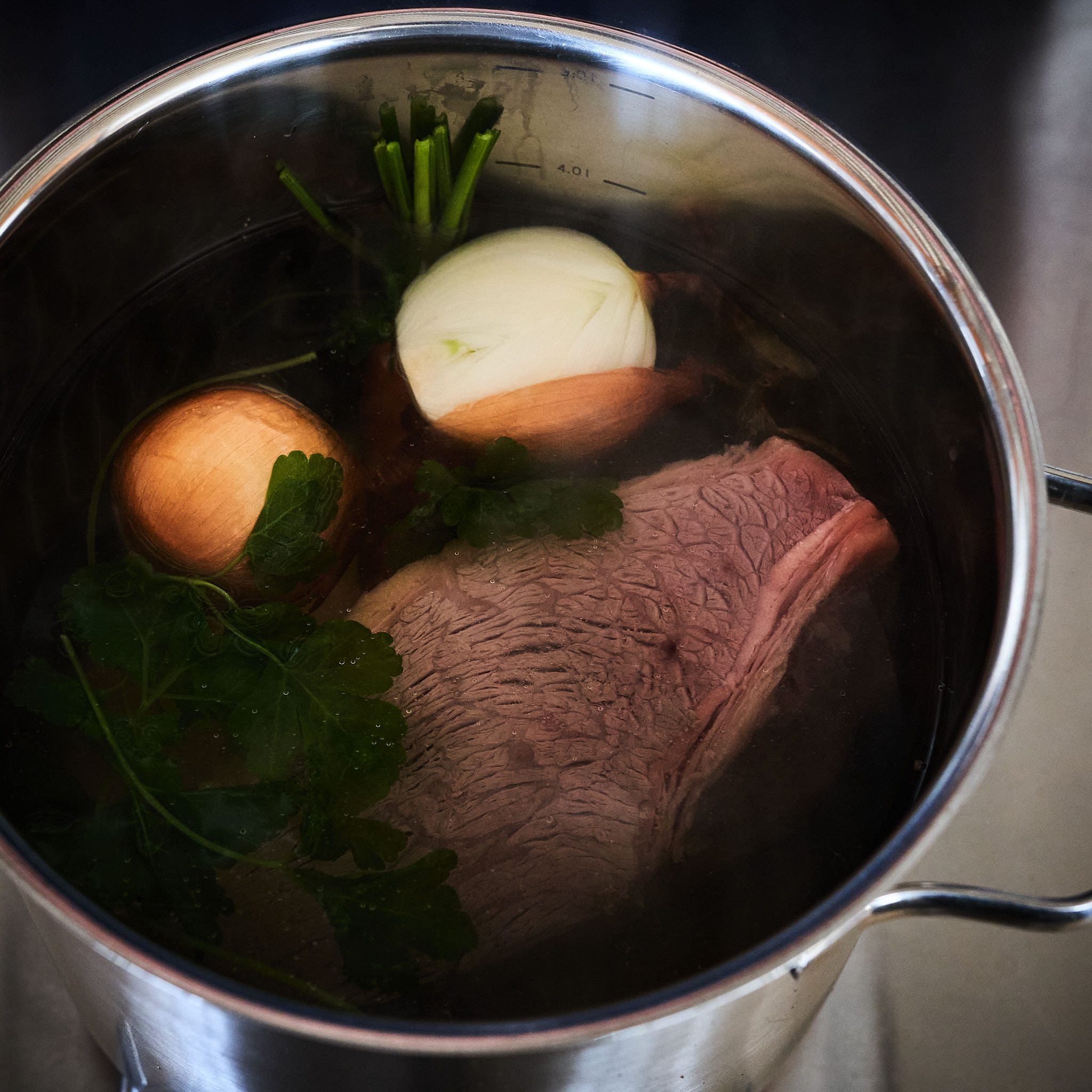 Tafelspitz im Ganzen von der oesterreichischen Kalbin Tafelspitz im Ganzen wird zusammen mit Zwiebel und  Petersilie im Kochtopf zubereitet.
