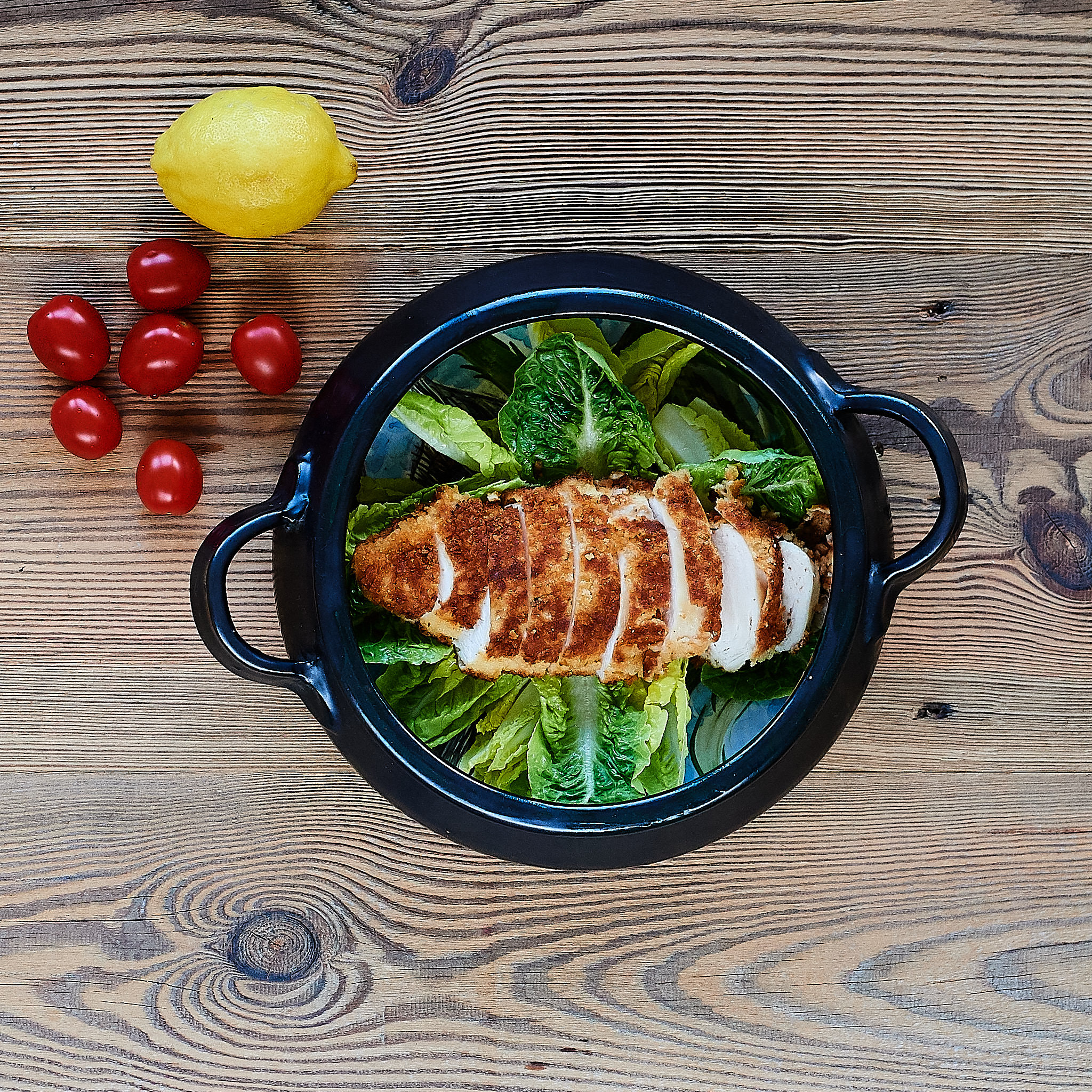 Gebackenes Hendlbrustfilet vom Maishendl auf Salat Gebackenes Hendlbrustfilet vom Maishendl auf Salat