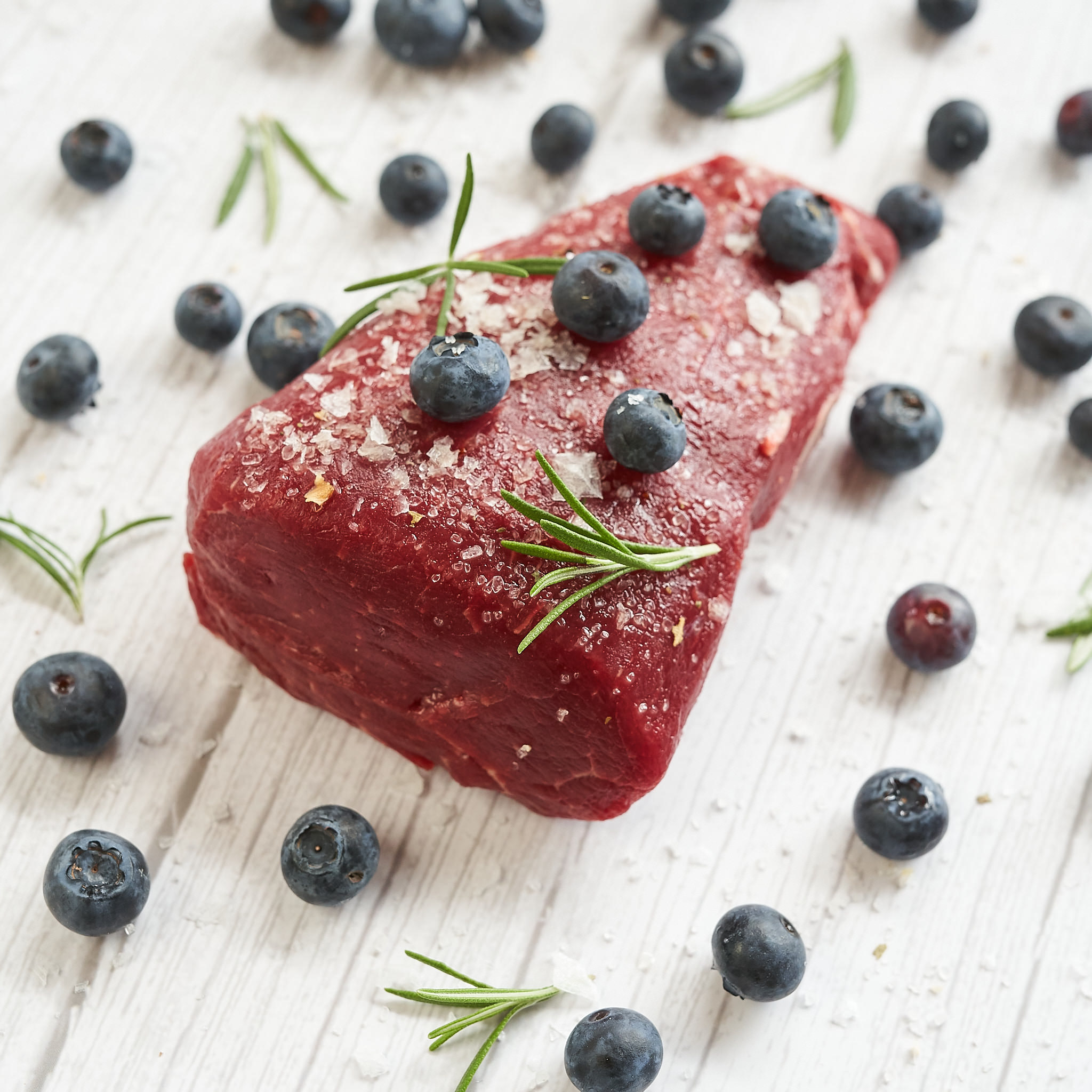 Rinderfilet von der Kalbin Rinderfilet von der Kalbin mit Blaubeeren angerichtet