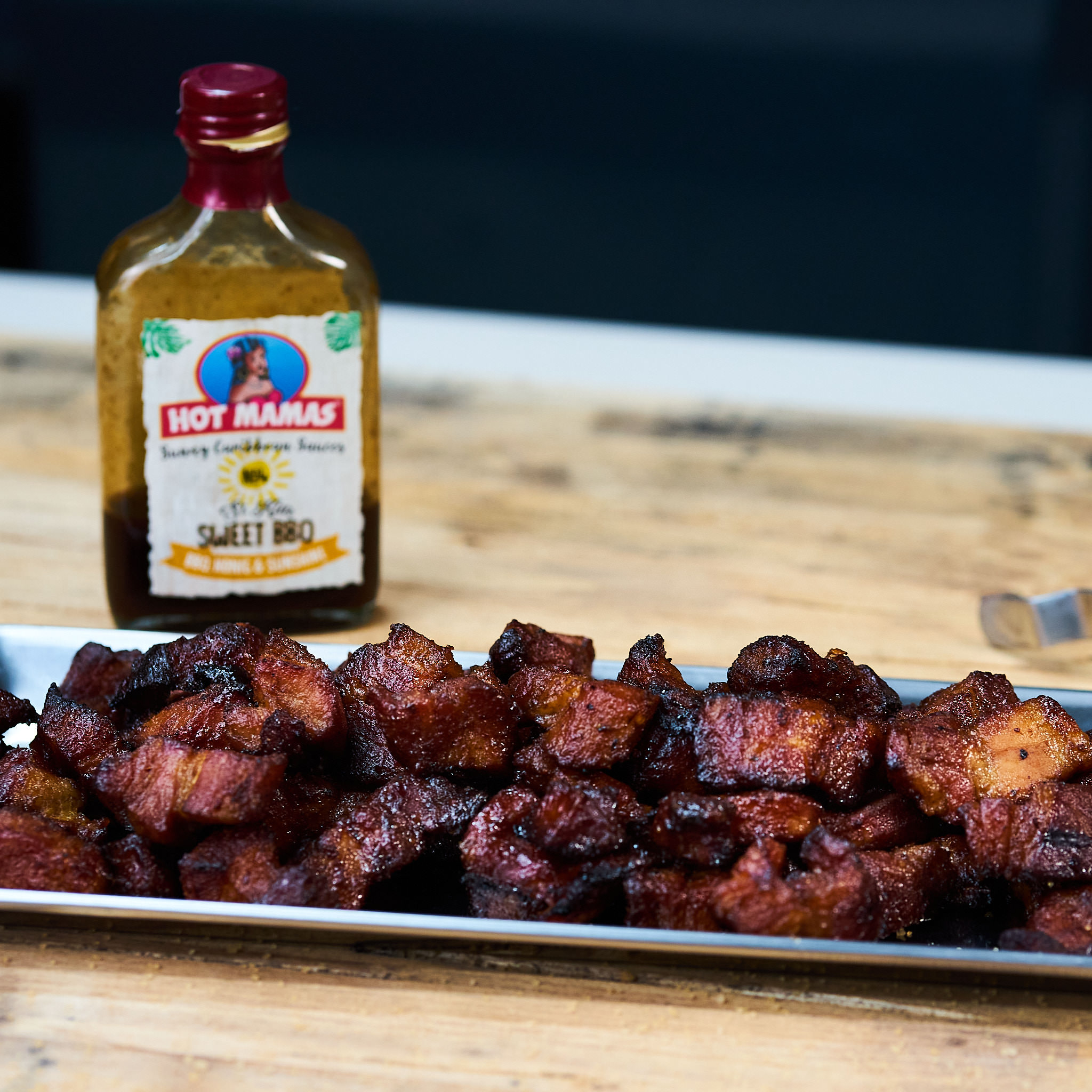 Plate Ribs von der oesterreichischen Kalbin Plate Ribs gegrillt serviert auf schwarzem Teller