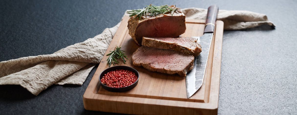 Chill doch mal – Steaks und ihre Ruhezeiten Rosa-gebratenes Huefsteak auf Holzbrett