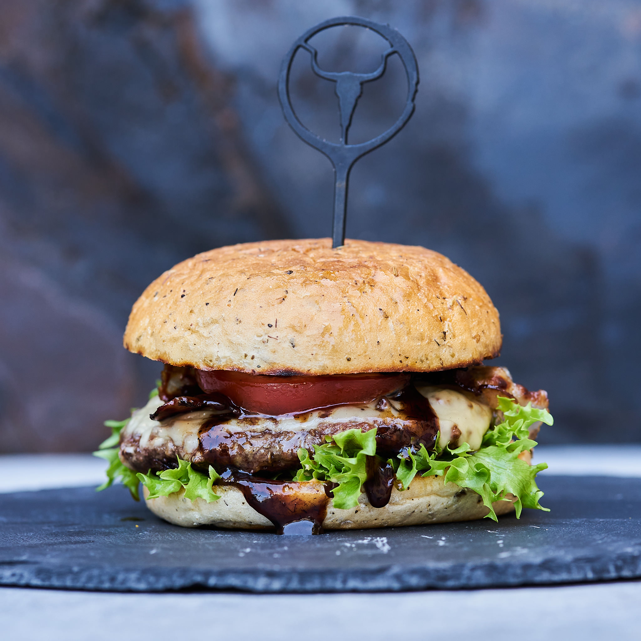 180 g Burger Patties vom Rind Saftiger Burger mit Patties von Fitmeat, Salat, Zwiebel, Kaese und Bacon