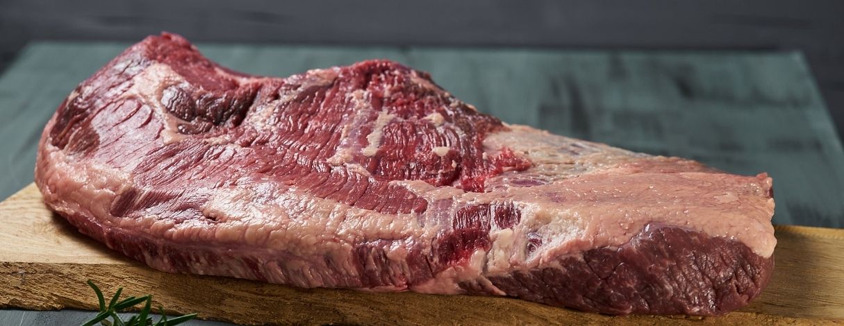 The beef brisket guide for real grillers Full Packer Brisket / Brustkern auf Holzbrett