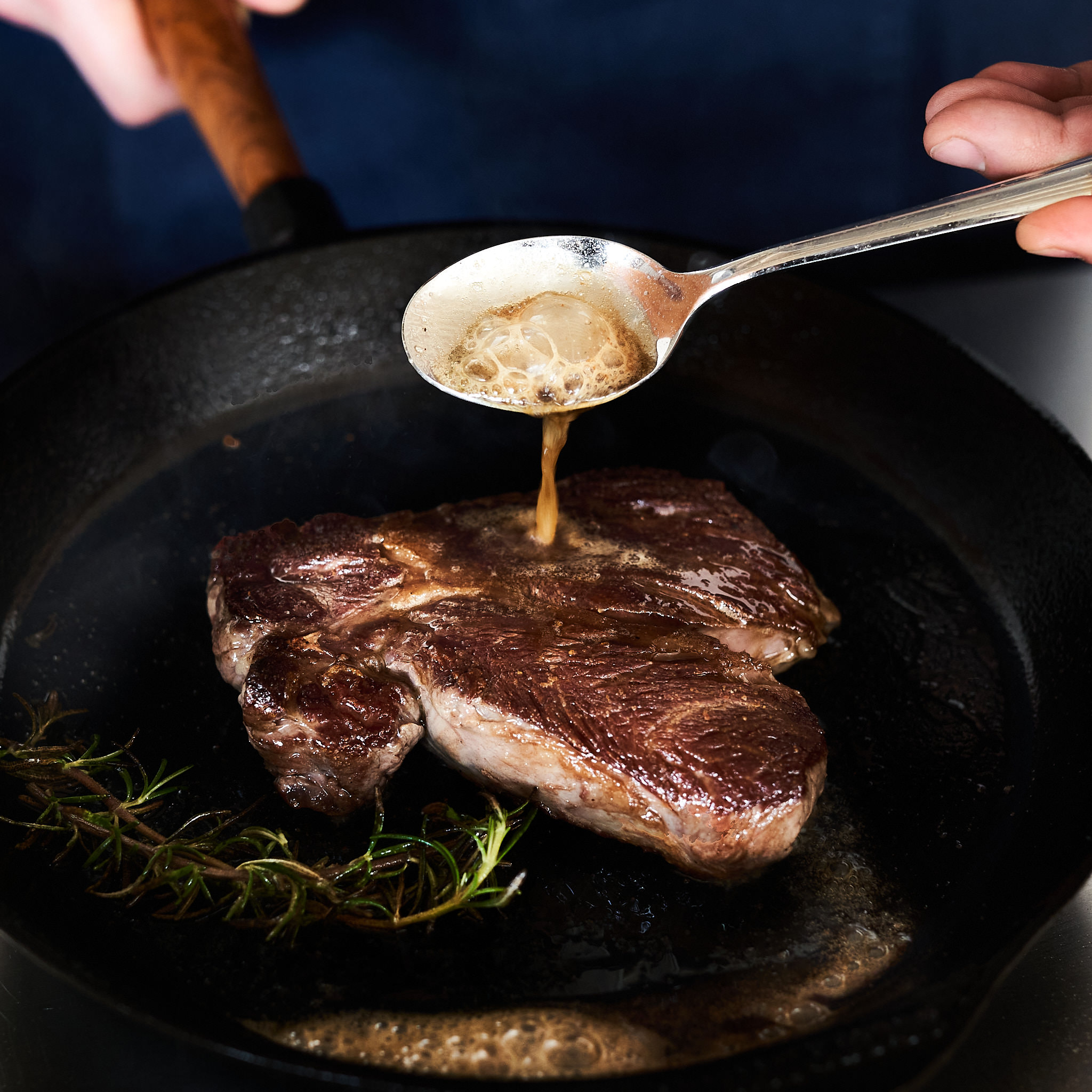 Chuck Steak von der oesterreichischen Kalbin Chuck Steak gebraten in der Pfanne mit frischem Rosmarin