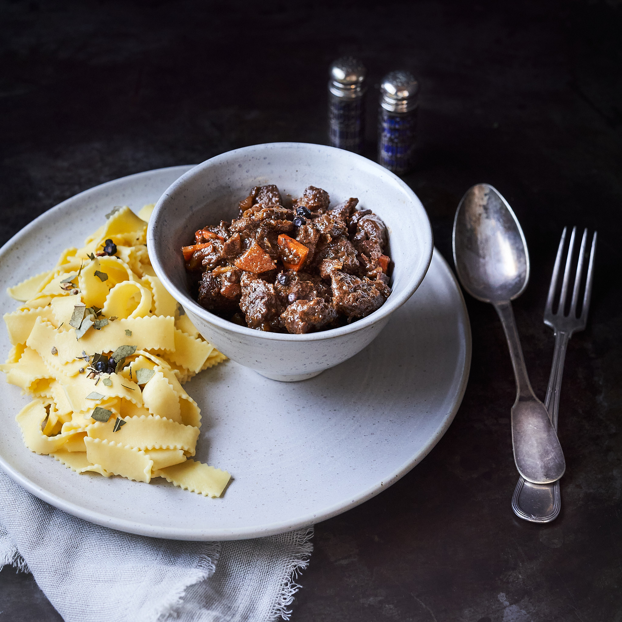 Fitmeat Rehragout Fitmeat Rehragout serviert mit Bandnudeln