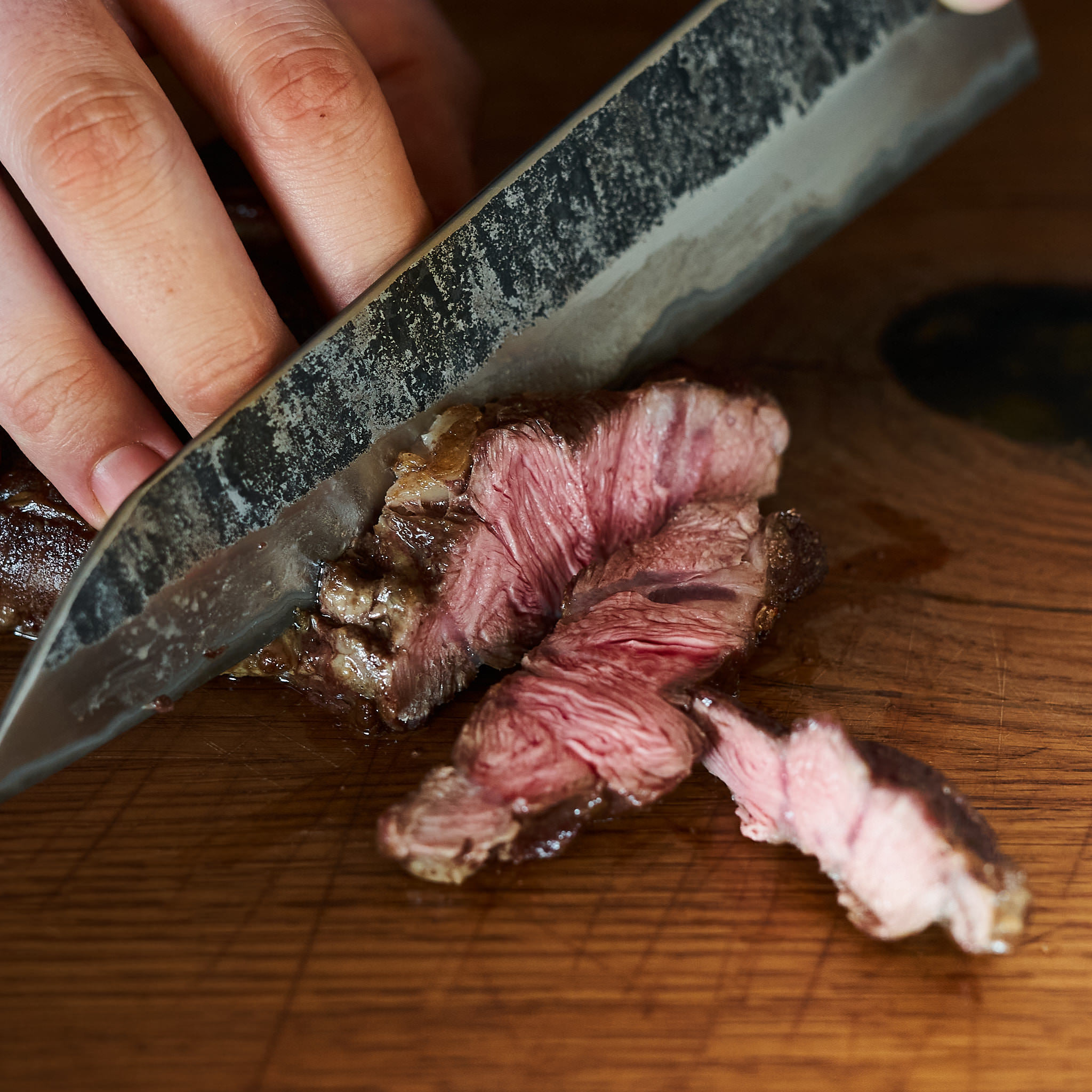 Chuck Steak von der oesterreichischen Kalbin Anschnitt eines gegrillten Chuck Steaks