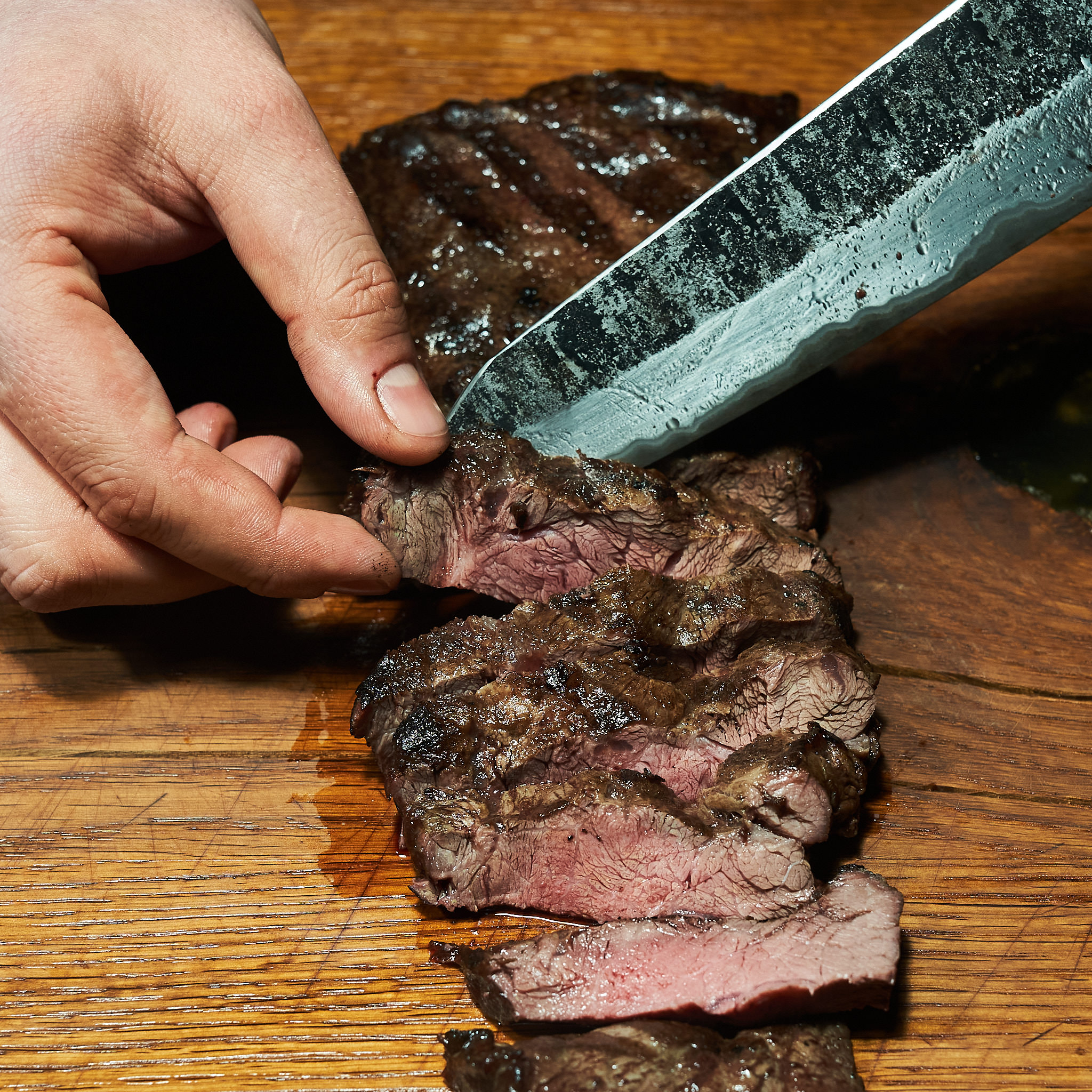 Chuck Steak von der oesterreichischen Kalbin Chuck Steak wird in feine Streifen geschnitten