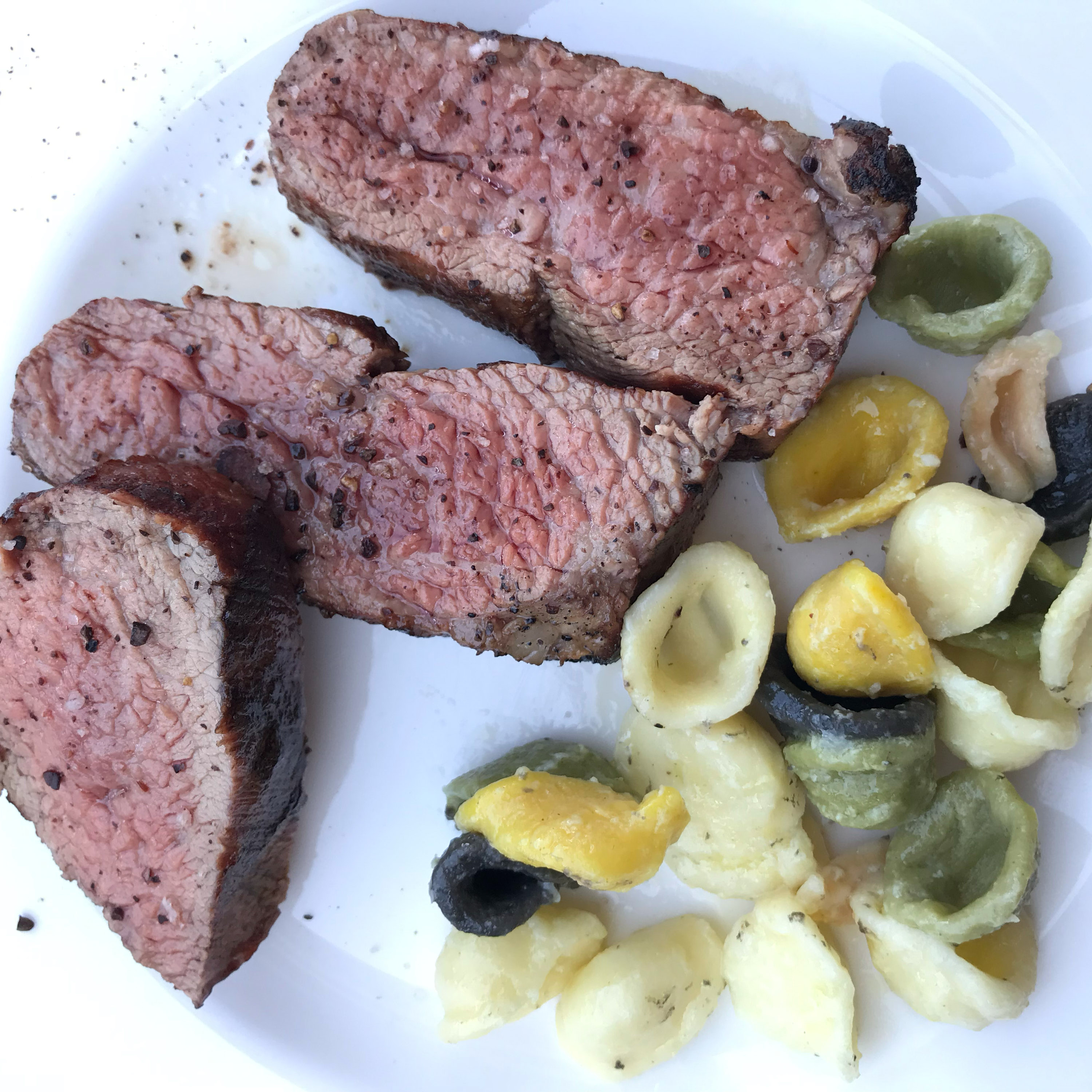 Tri-Tip Steak von Fitmeat Gebratenes Tri-Tip Steak vom Rind mit Nudeln