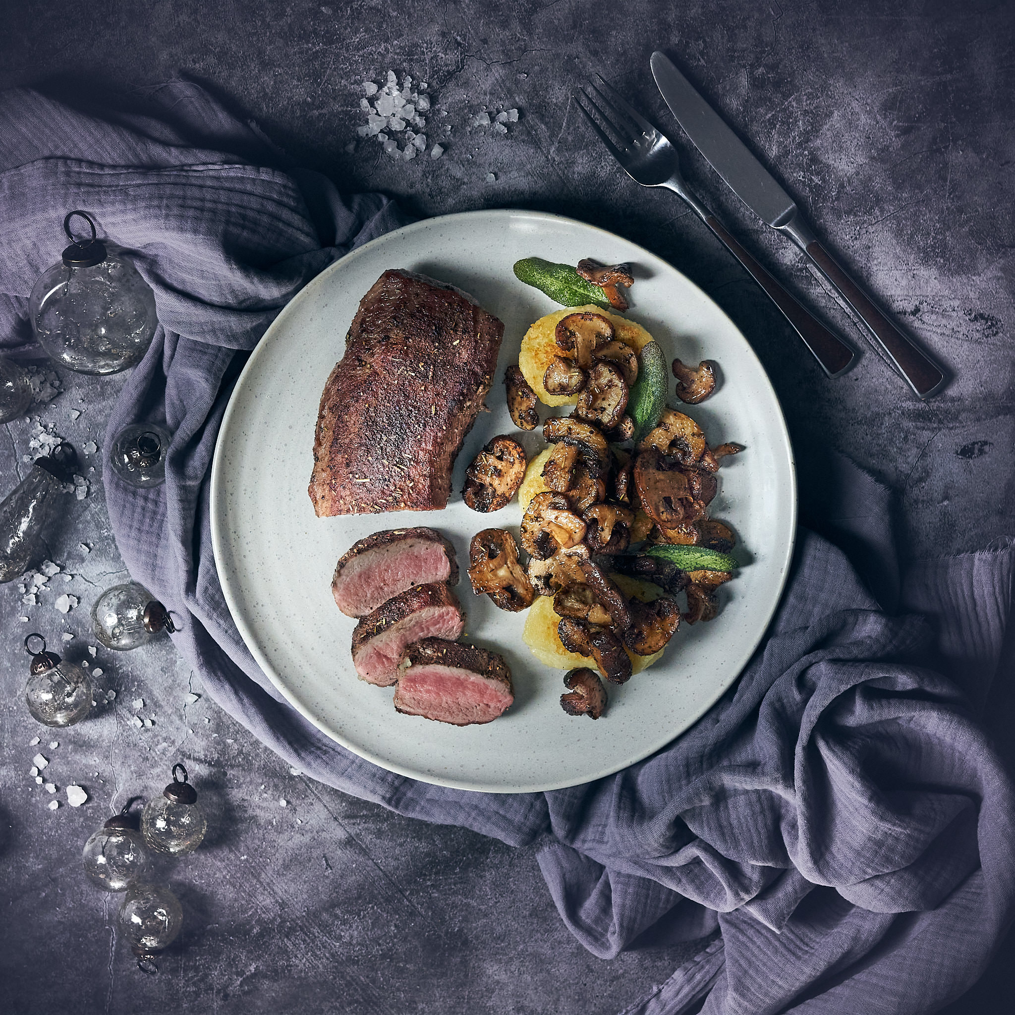 Fitmeat-Wild-Wildschwein-Steak Fitmeat Wildschwein-Filet gebraten und mit Ofengemüse serviert