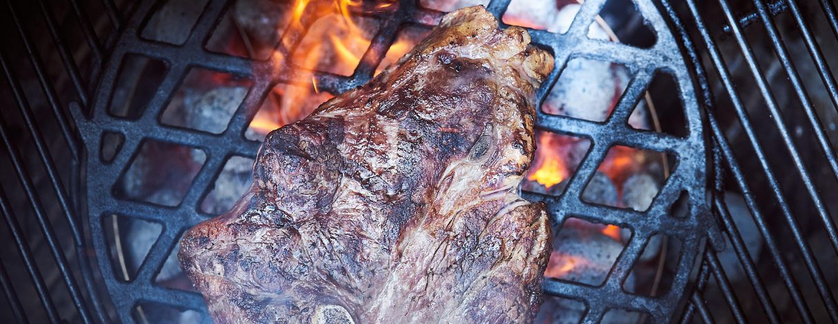 Steak wird auf Grill zubereitet