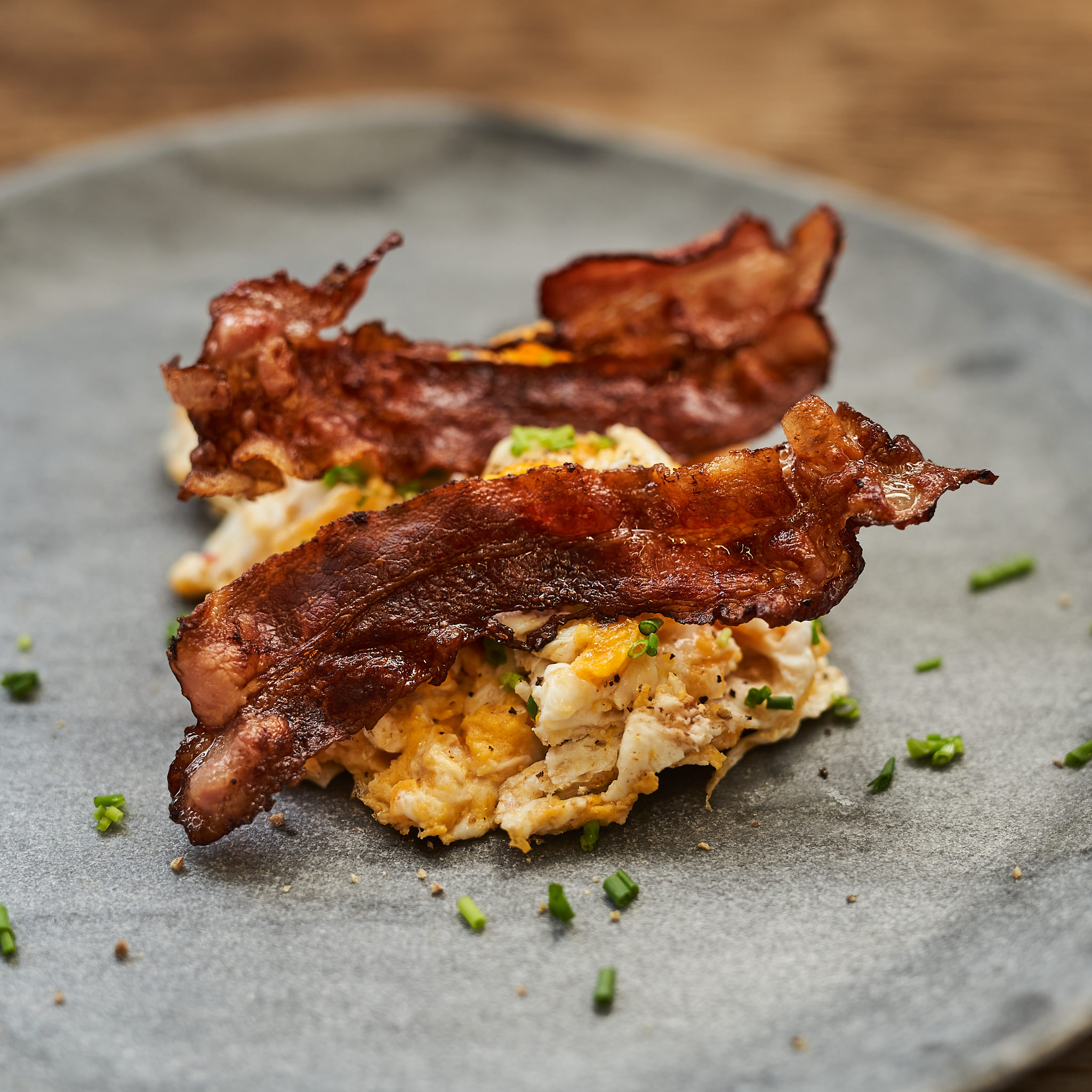 Hamburger-Speck vom Metzgermeister Knusprig gebratener Hamburgerspeck auf Eierspeis