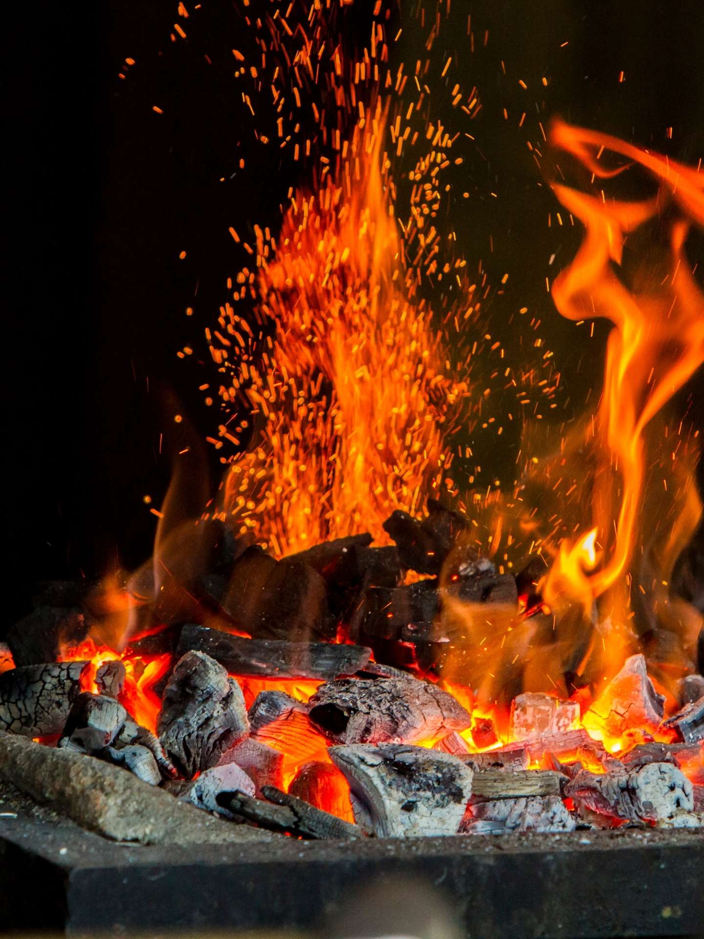 Markenbotschafter Werden Grillkohle mit Flammen und Glut