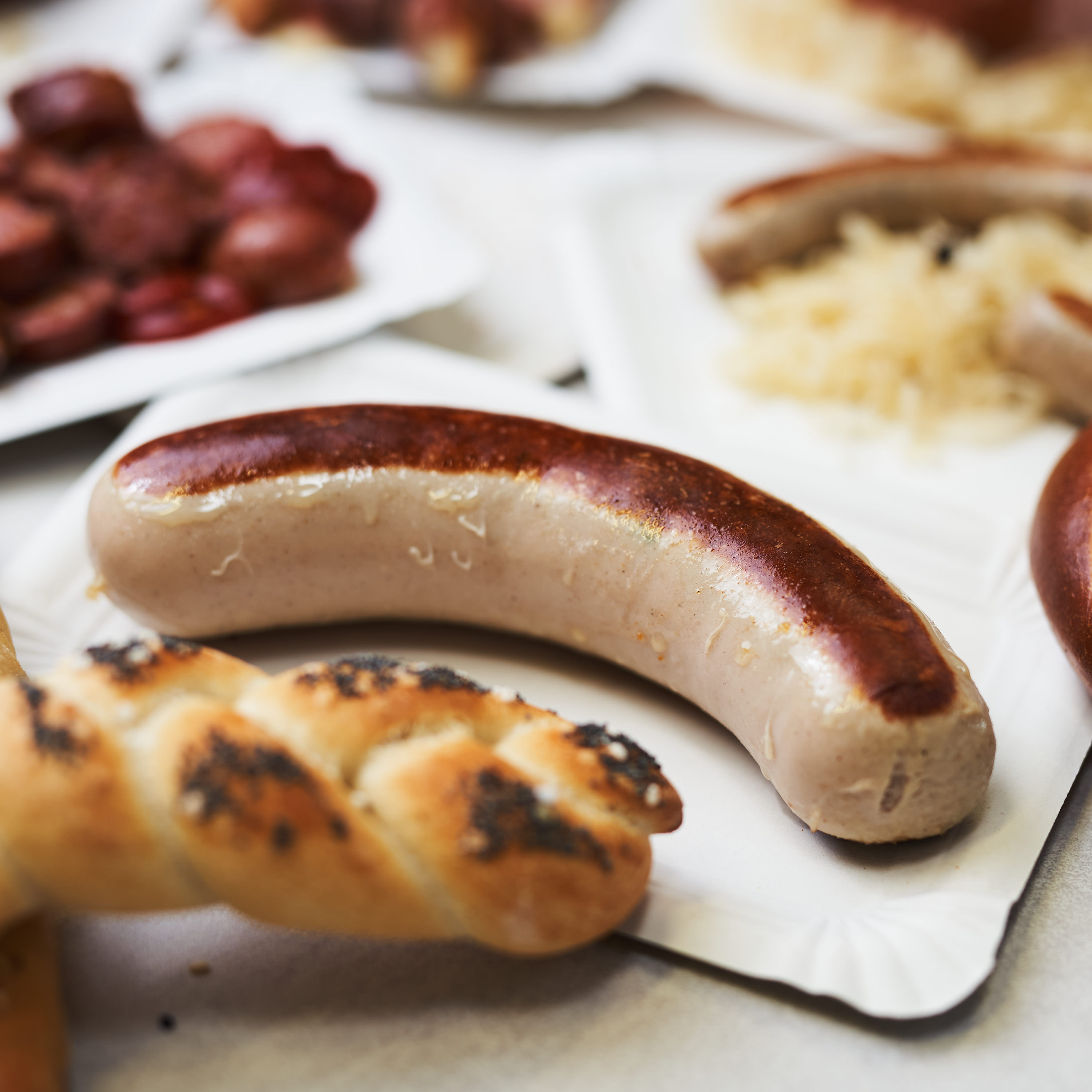 Salzburger Kalbsbratwürstel gebraten mit frischem Gebäck