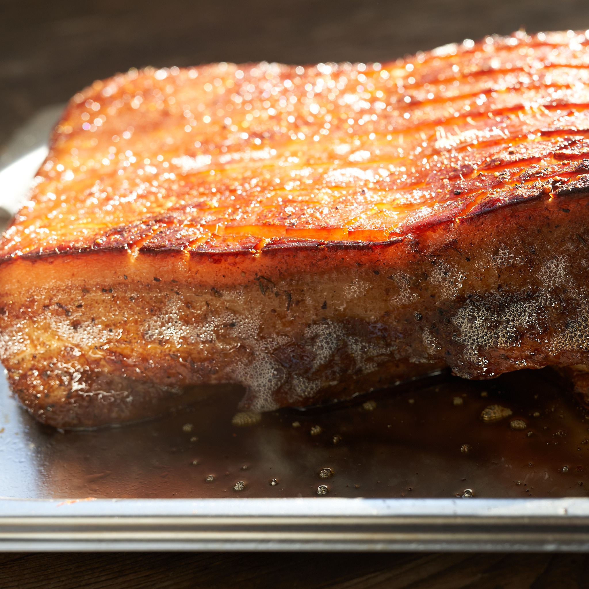 Schweinebauch vom Strohschwein Goldbraun gebratener Schweinebauch vom Strohschwein