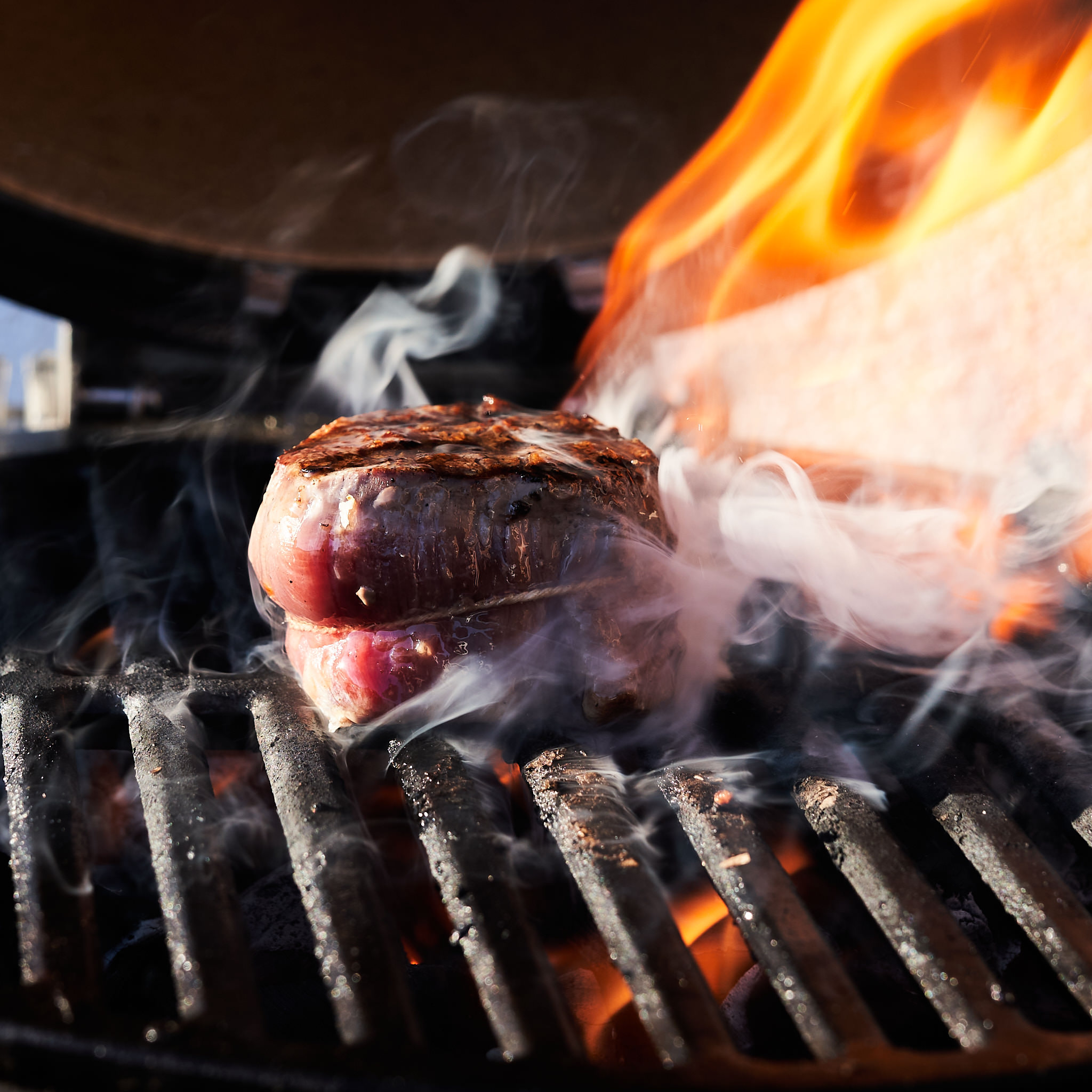 Rinderfilet wird über offener Flamme gegrillt
