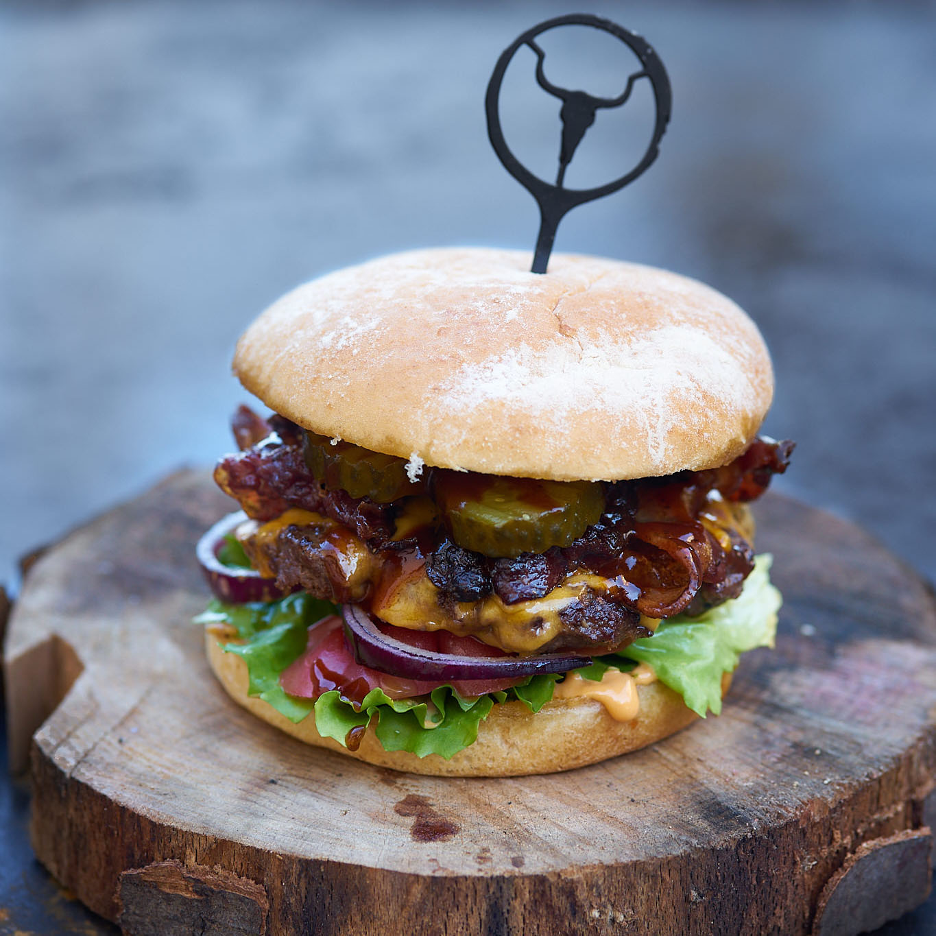 Burgerpatties von Fitmeat Saftiger Burger mit Patties von Fitmeat, Salat, Zwiebel, Kaese und Bacon