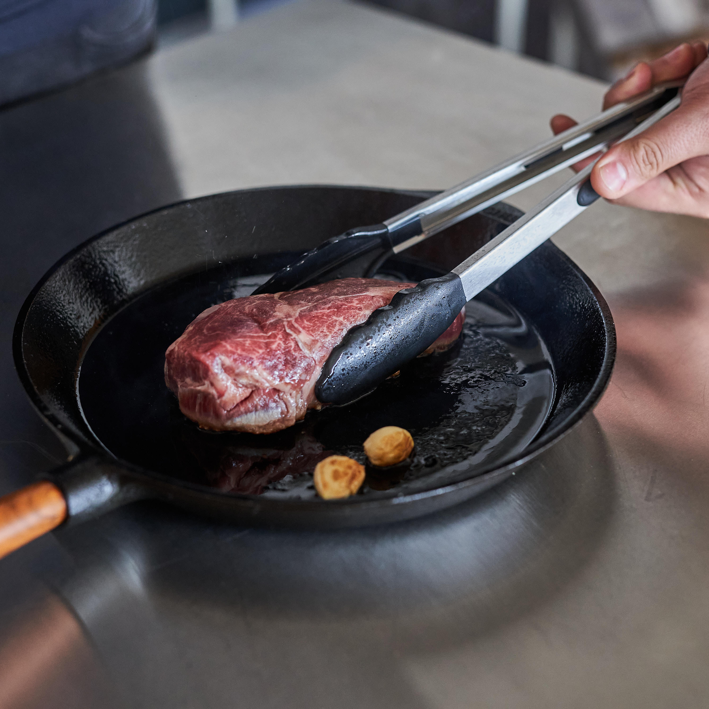 Black Label Rib Eye Steak wird in Pfanne gewendet