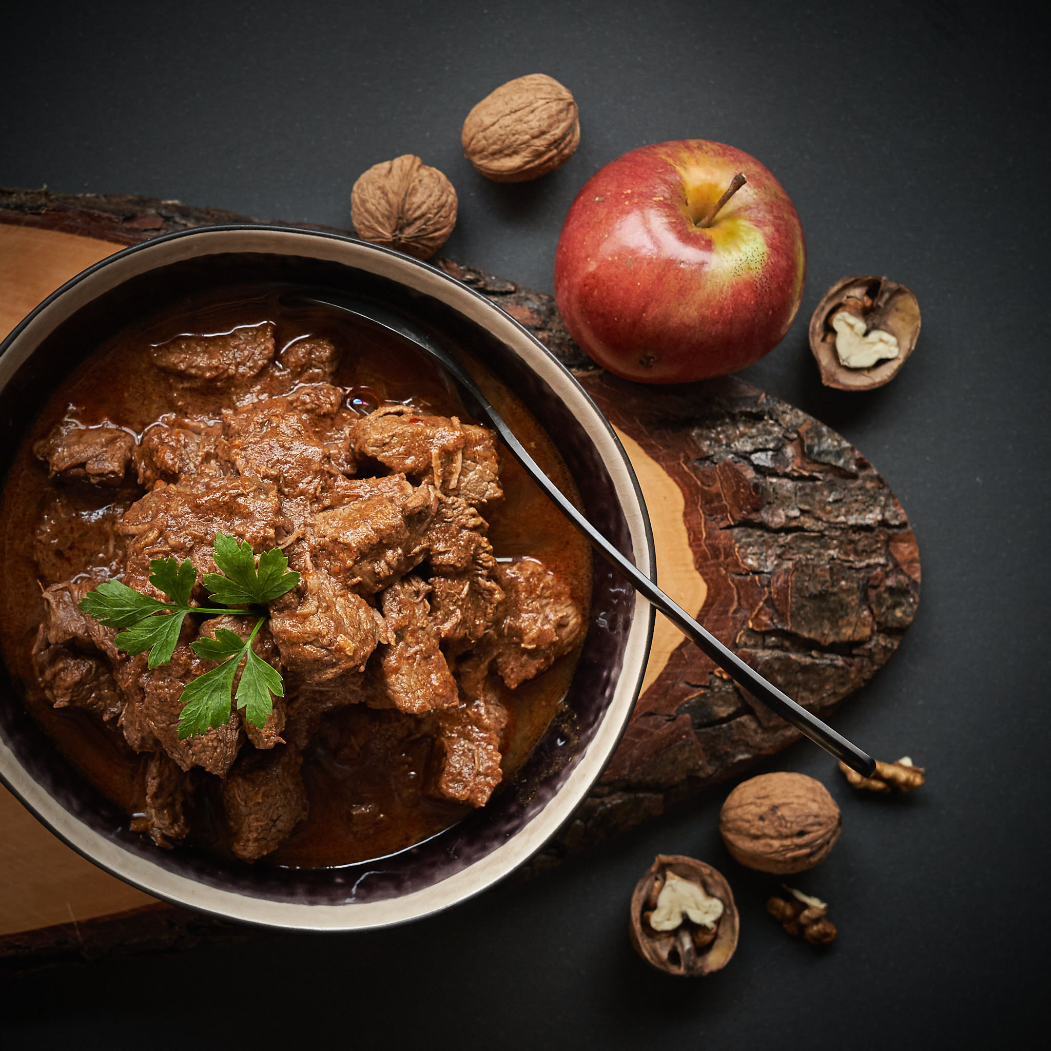 Zartes Gulasch mit Nuessen und Aepfeln
