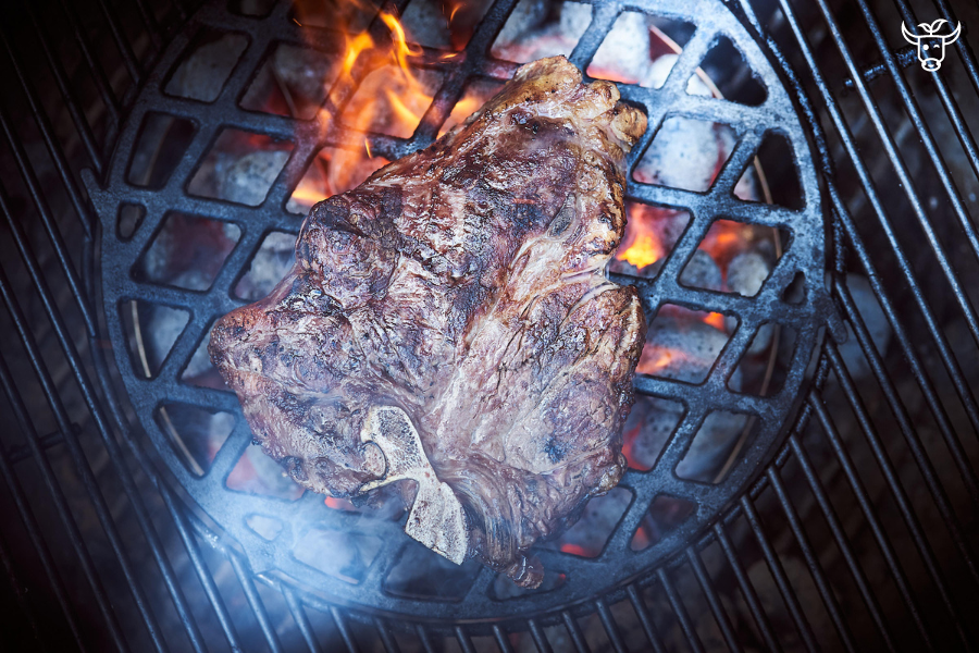 Gegrilltes Porterhouse Steak auf Grillrost