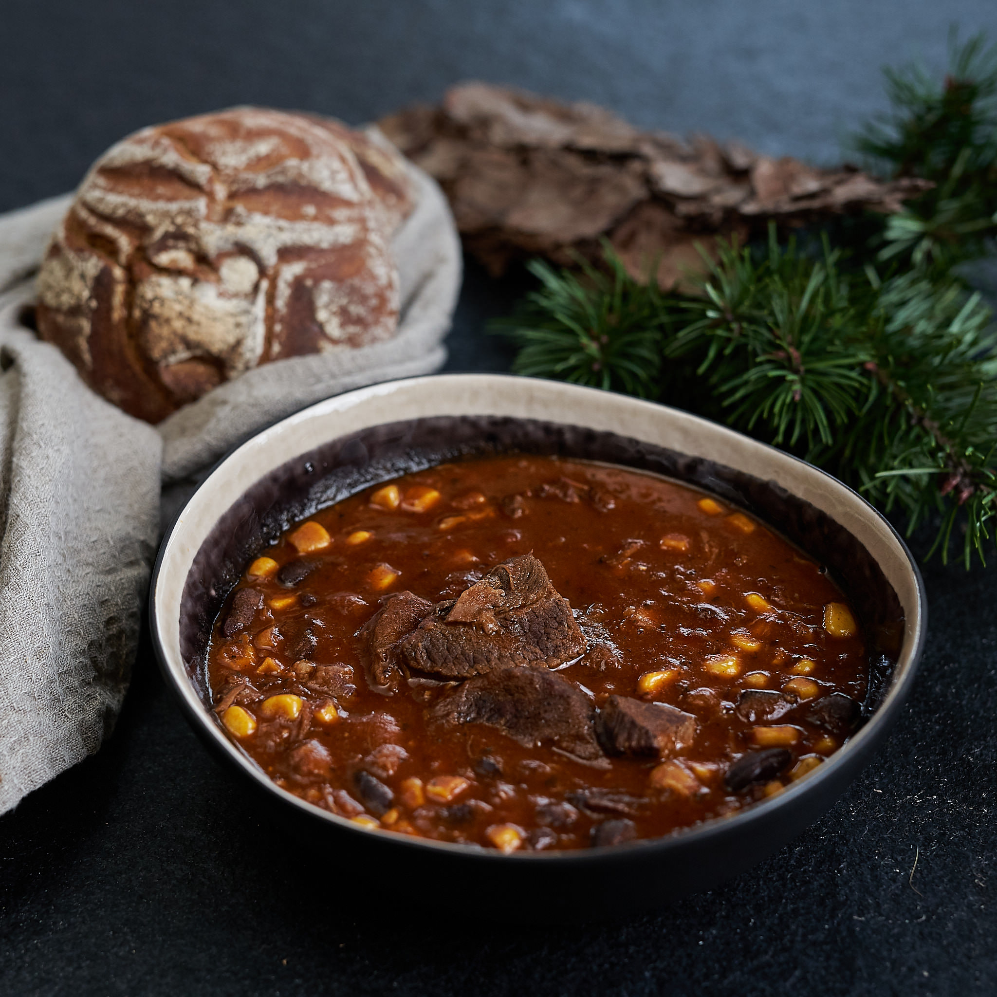 Gulaschfleisch von der hinteren Wade Chili con Carne serviert mit Schwarzbrot