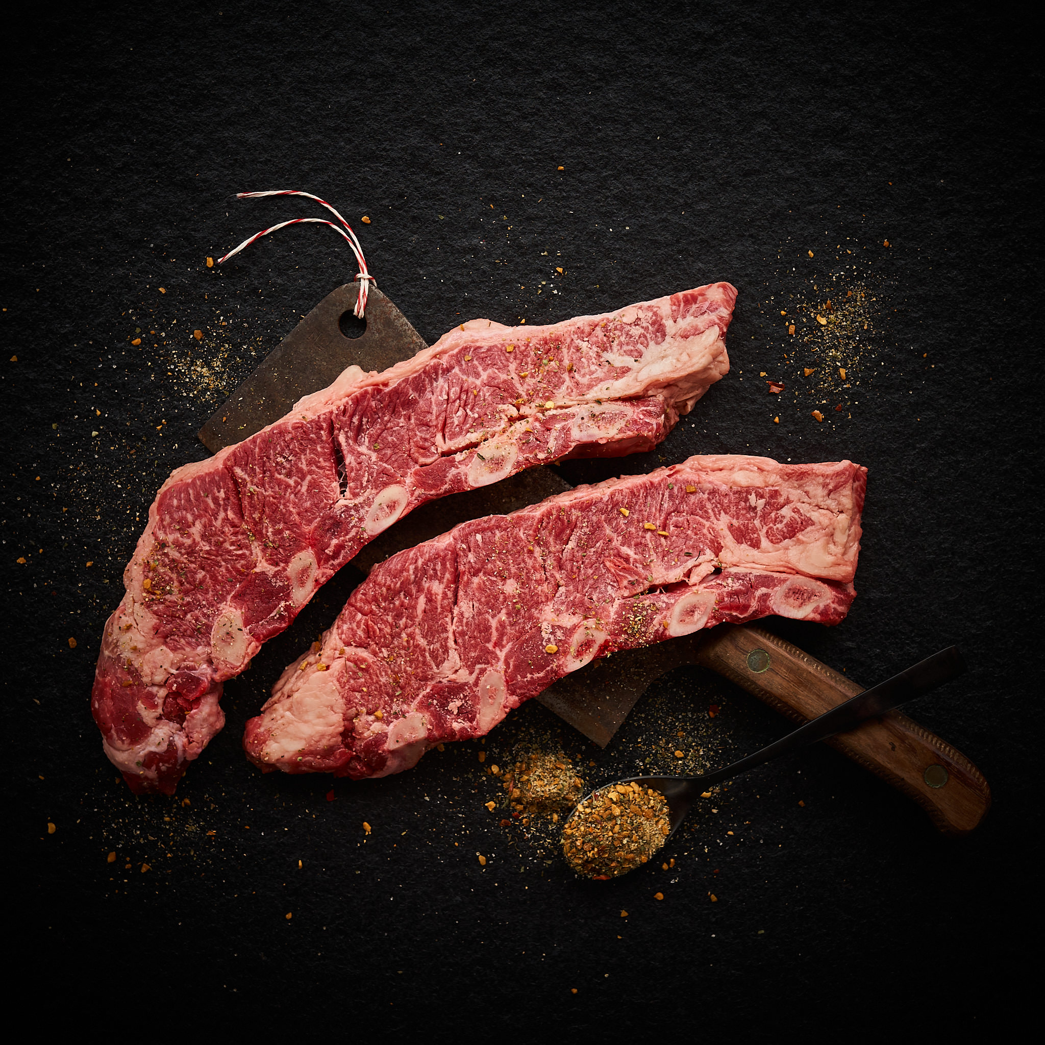 Asado de Tira - Der argentinische Short Rib Cut Asado de Tira auf schwarzem Hintergrund