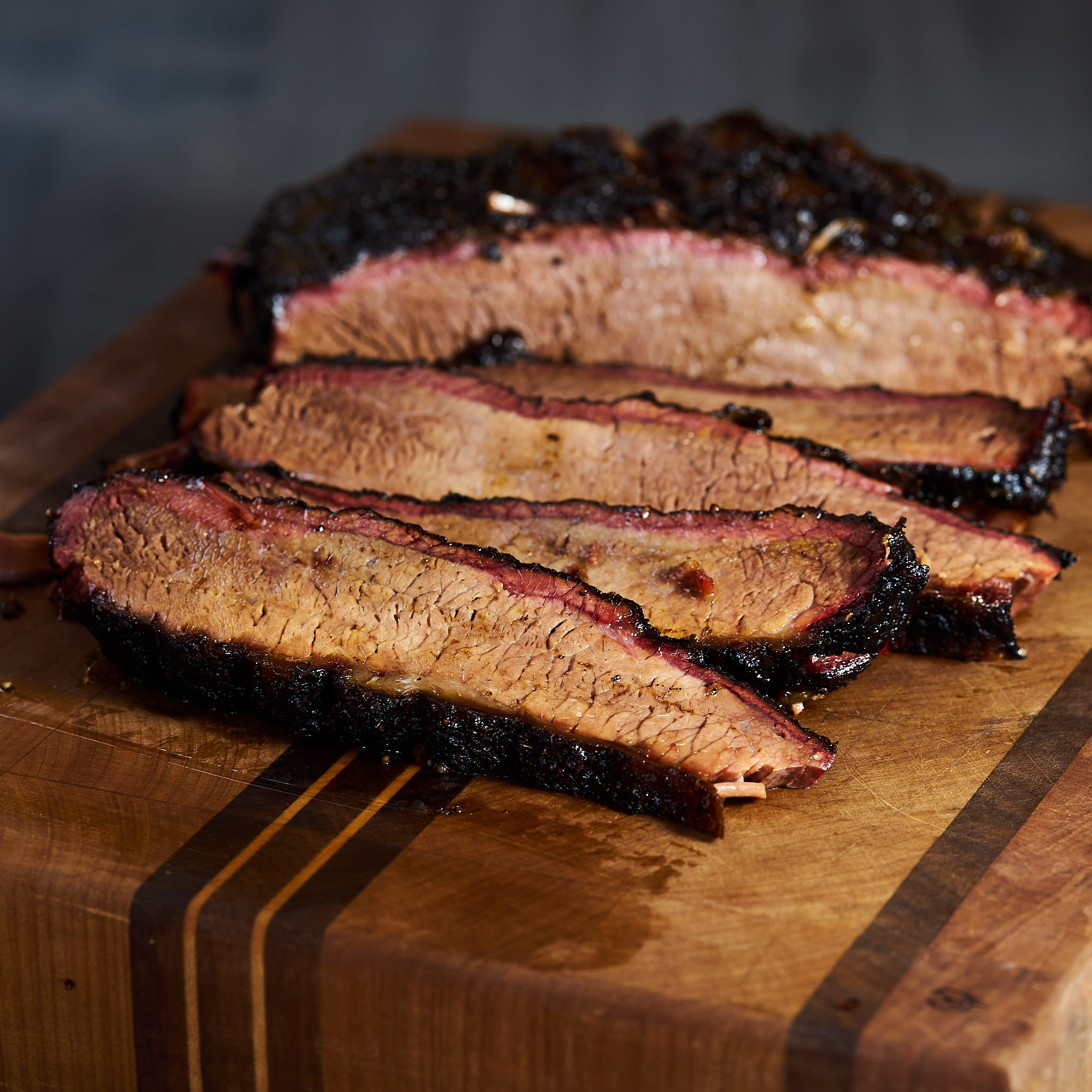 Full Packer Brisket in Smoker von der oesterreichischen Kalbin Tranchiertes Brisket