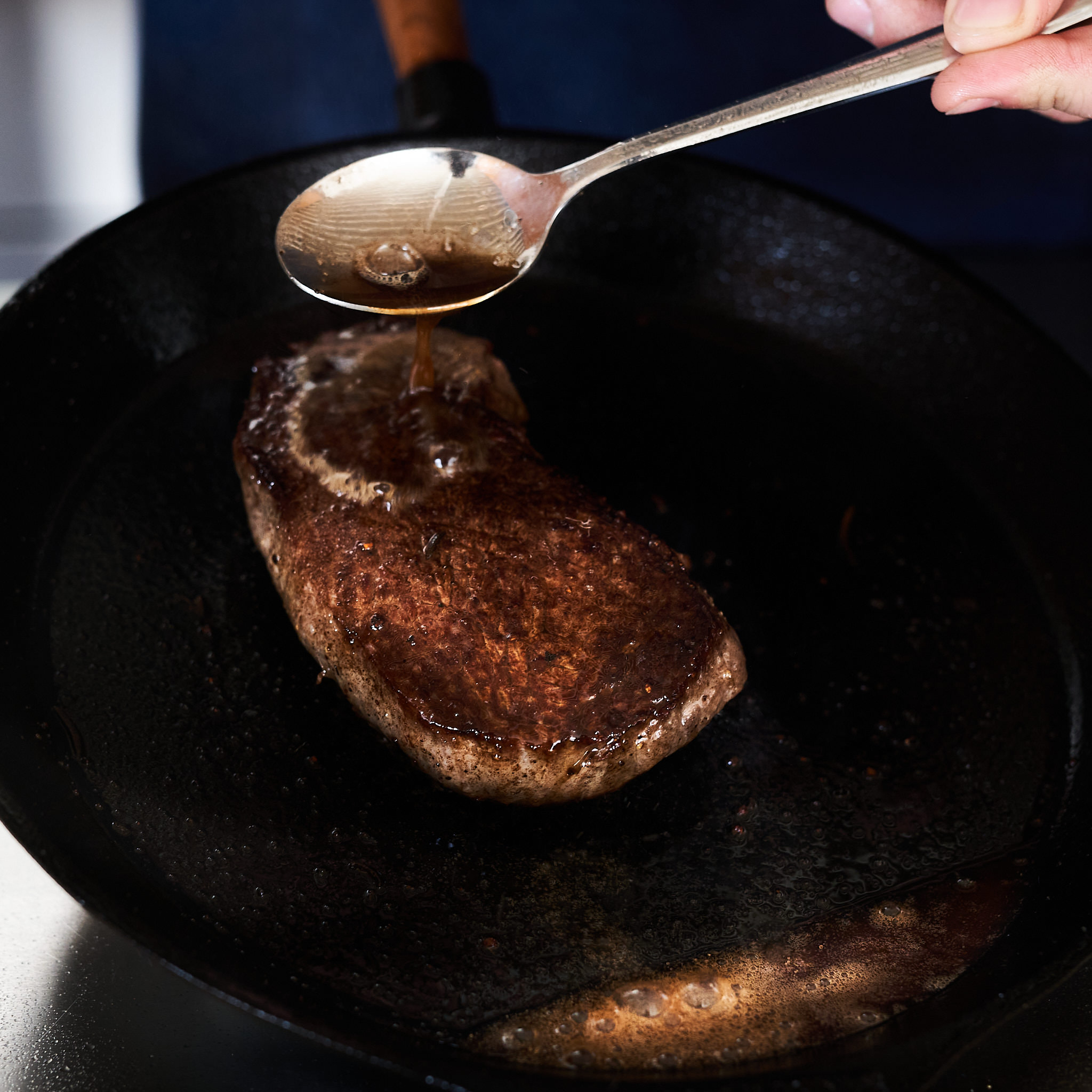 Hueftsteak von der oesterreichischen Kalbin Hueftsteak wird in Pfanne gegrillt