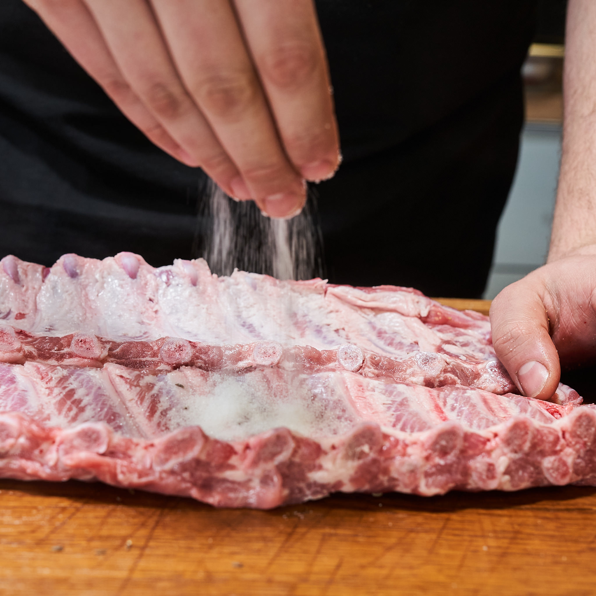 Spareribs vom Strohschwein Spareribs vom Strohschwein werden gesalzen