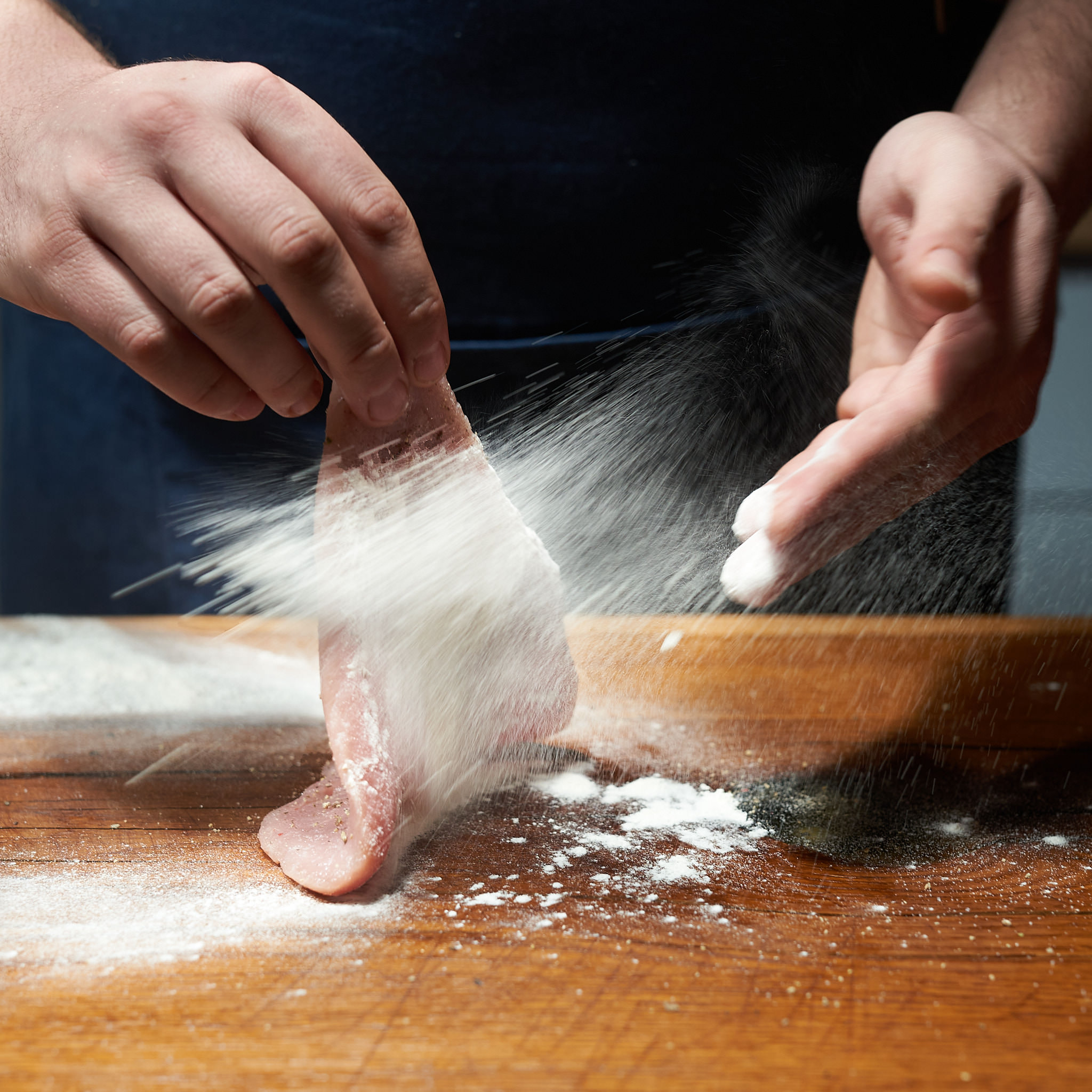 Kaiserschnitzel von der Schale Kaiserschnitzel von der Schale wird mit Mehl bestreut