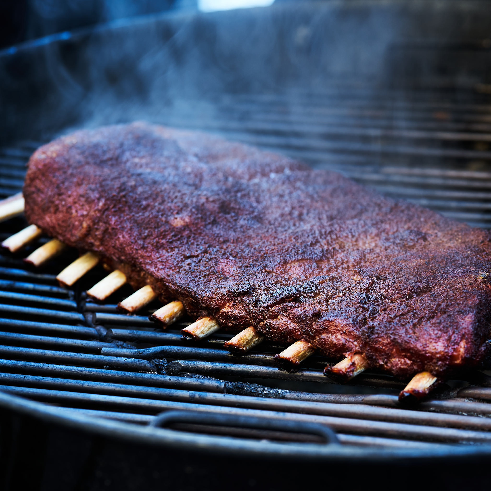 St. Louis Cut Ribs vom Strohschwein St. Louis Cut Ribs vom Strohschwein mit Röstaromen auf Grillgitter