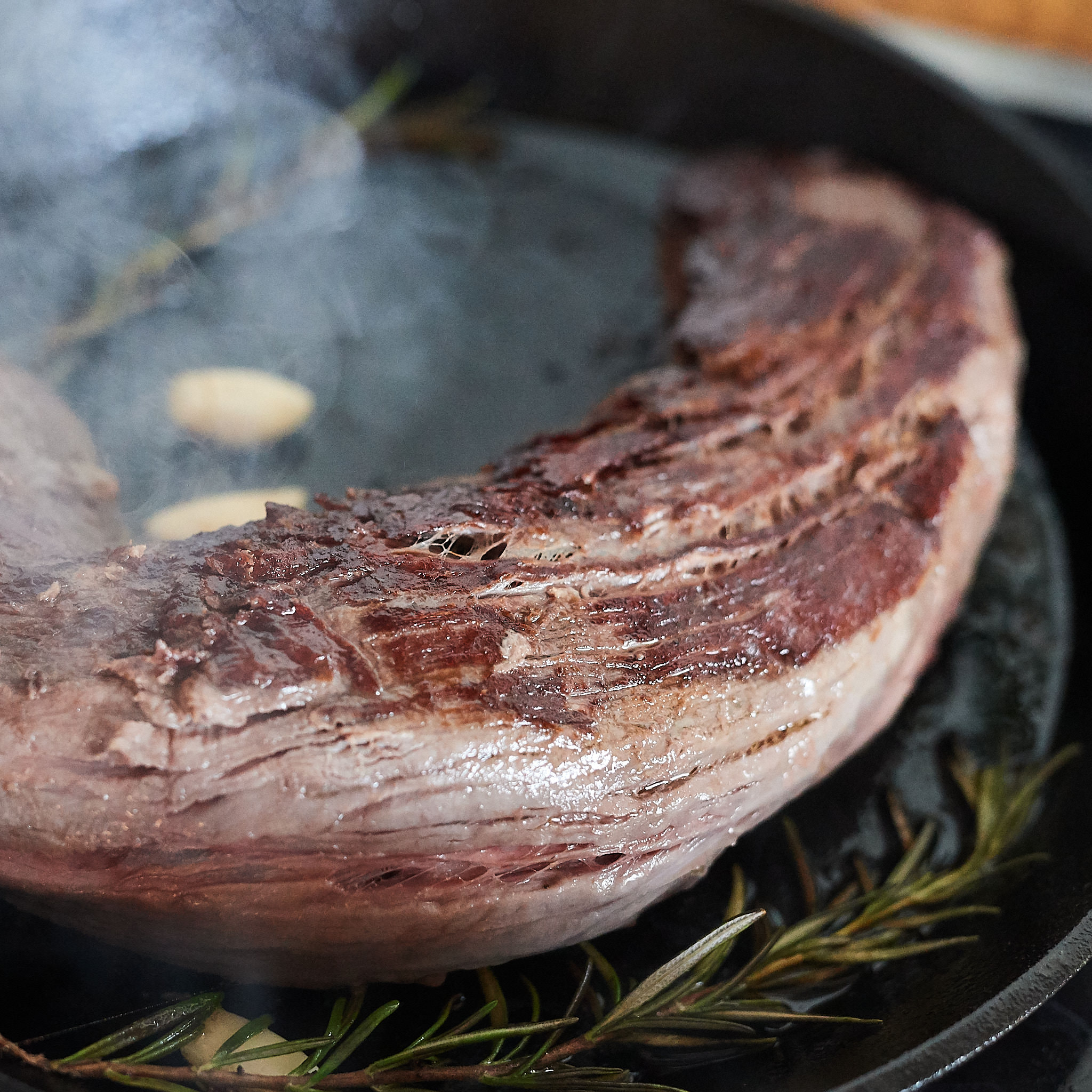 Rinderfilet von der Kalbin Ganes Rinderfilet wird in Gusseisenpfanne gebraten