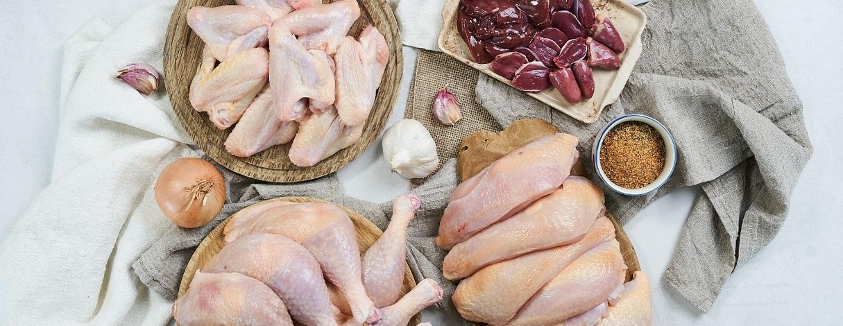 Nose to Tail - why we celebrate it! Unterschiedliche Teilstücke vom Huhn sowie Innereien