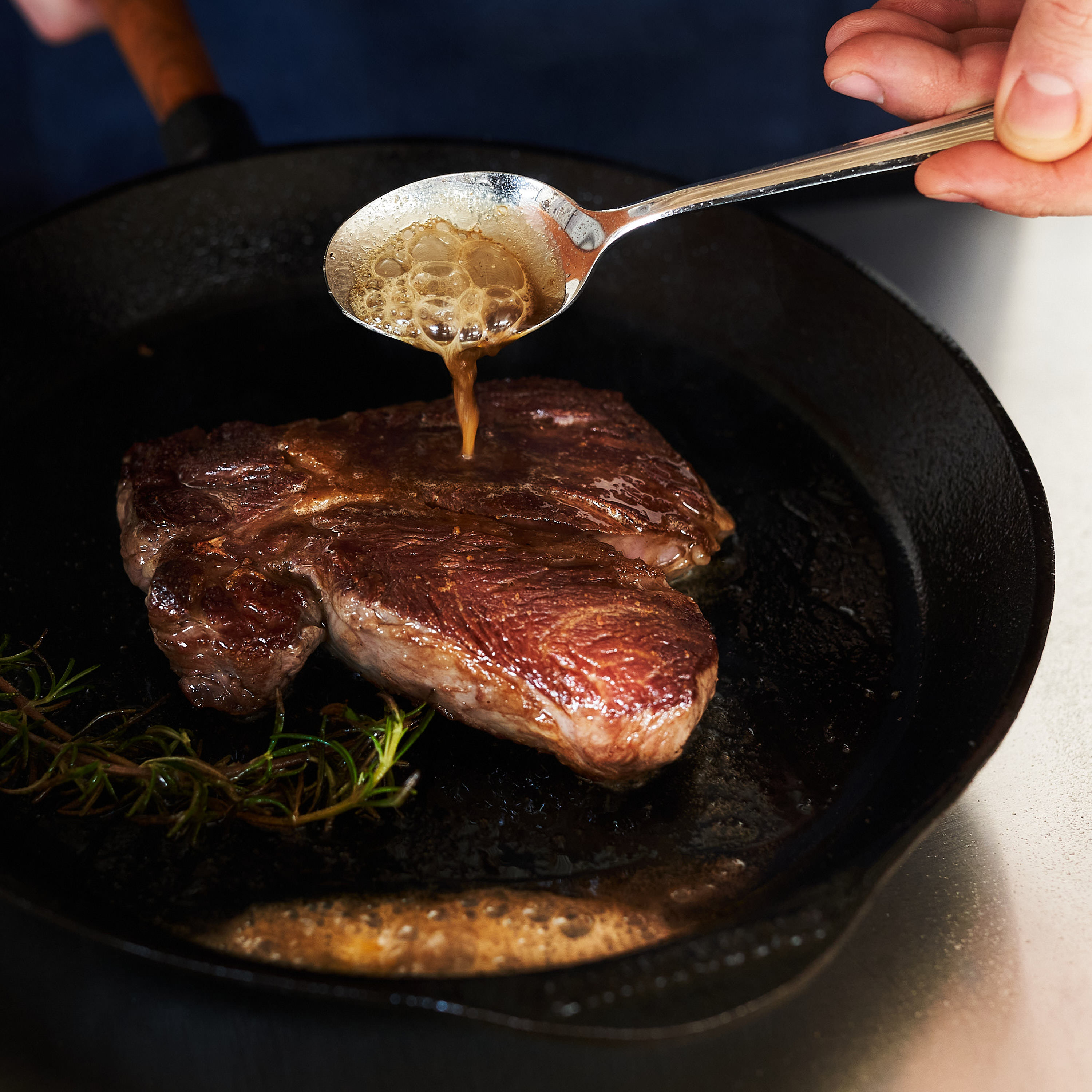 Chucksteak in der Pfanne zubereitet mit frischem Rosmarin