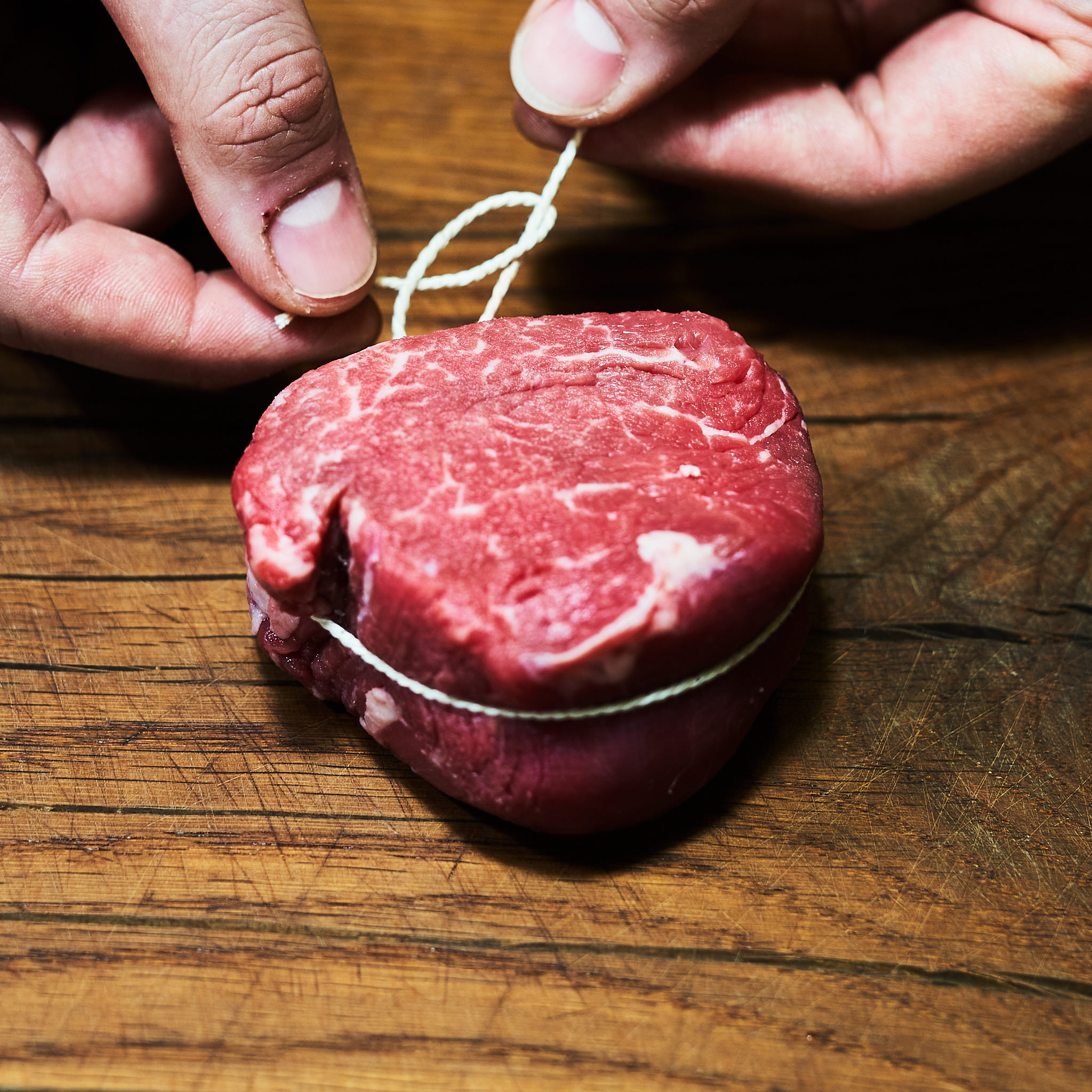 Rinderfilet von der Kalbin Rinderfilet wird mit duenner Schnur gebunden