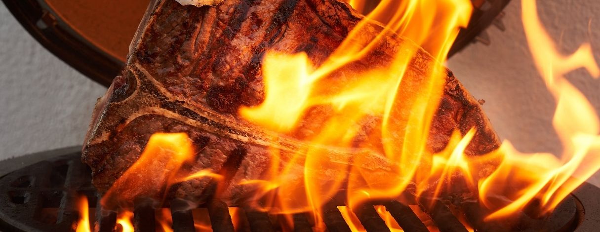 Steak wird über offenen Flammen gegrillt