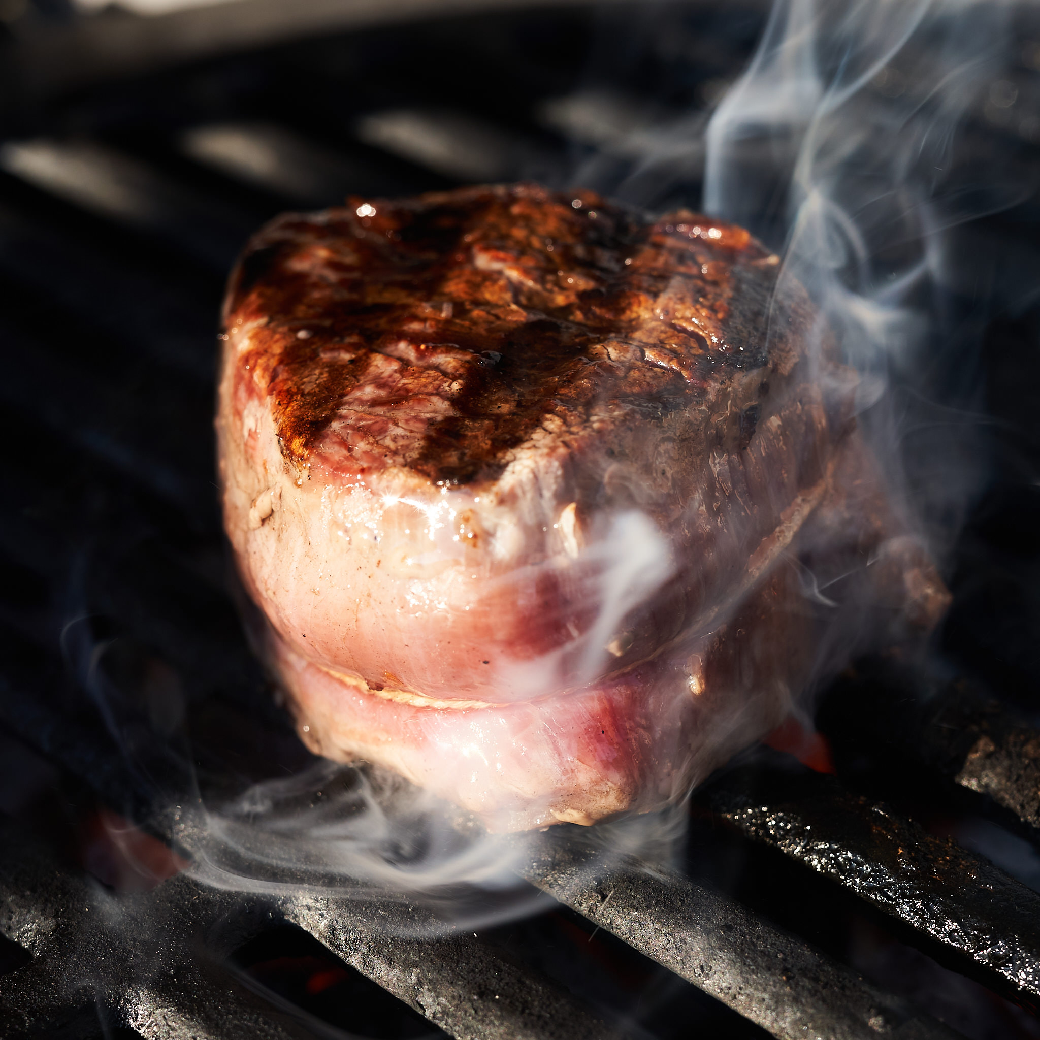 Rinderfilet von der Kalbin Rinderfilet wird über offener Flamme gegrillt