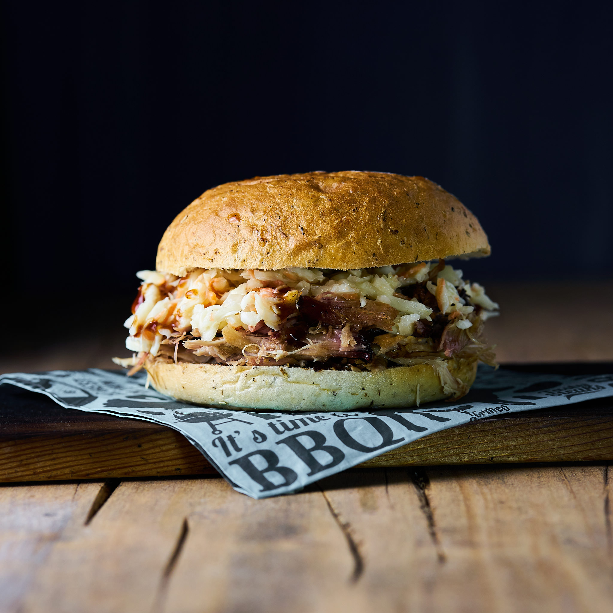 Schopf ausgelöst vom Strohschwein Pulled Pork Burger mit Schopf ausgelöst vom Strohschwein