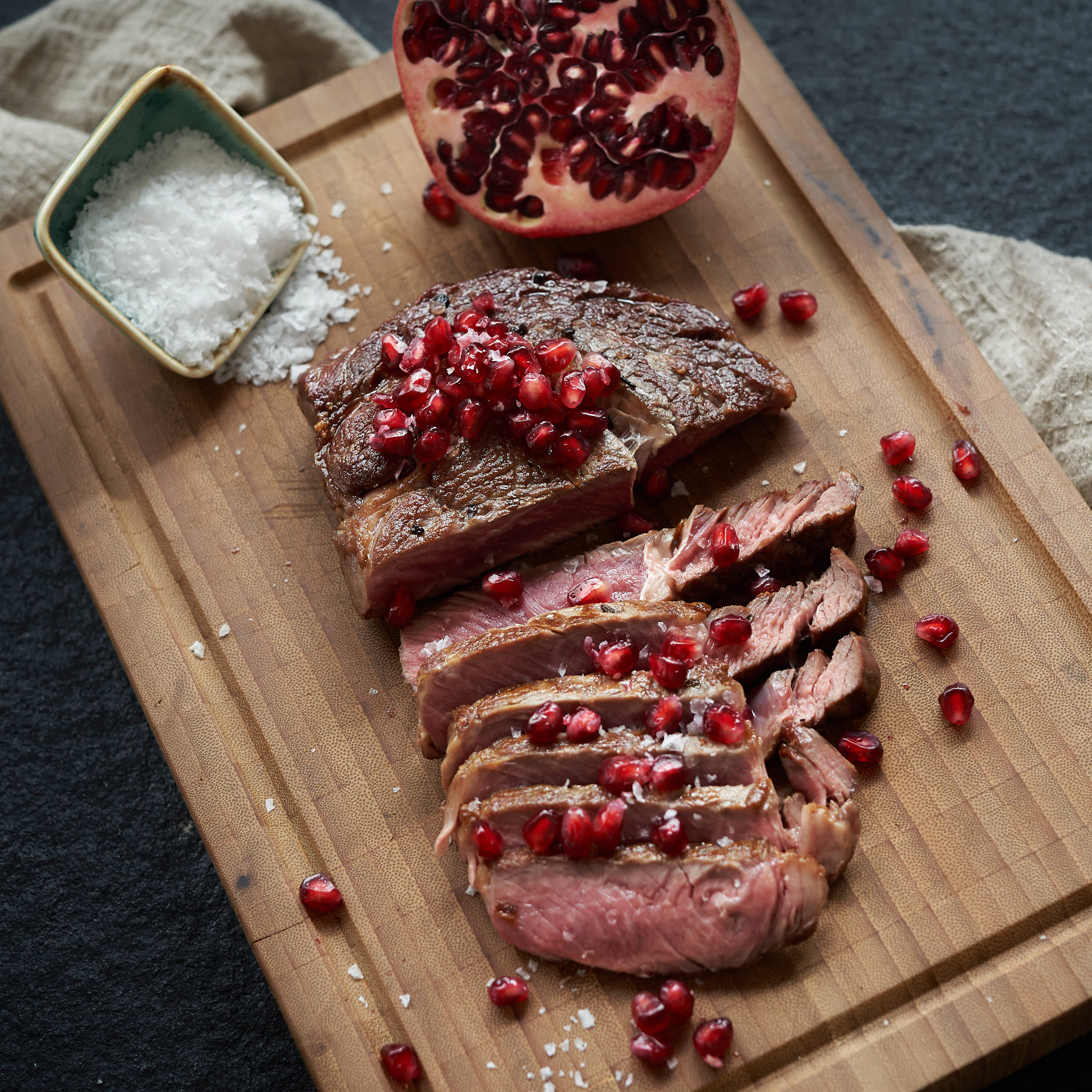 Gegrilltes Black Label Chucksteak mit grobem Meersalz Gegrilltes Black Label Chucksteak angerichtet mit grobem Meersalz und Ribisel